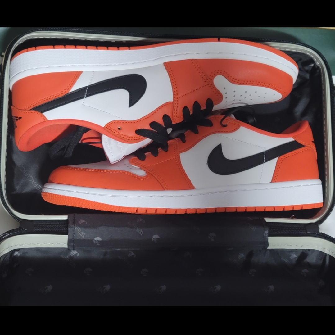 Off-White x Amore Pacific Protection Box (Without Cosmetics), Jordan 1 Low OG Starfish 착용 스타일