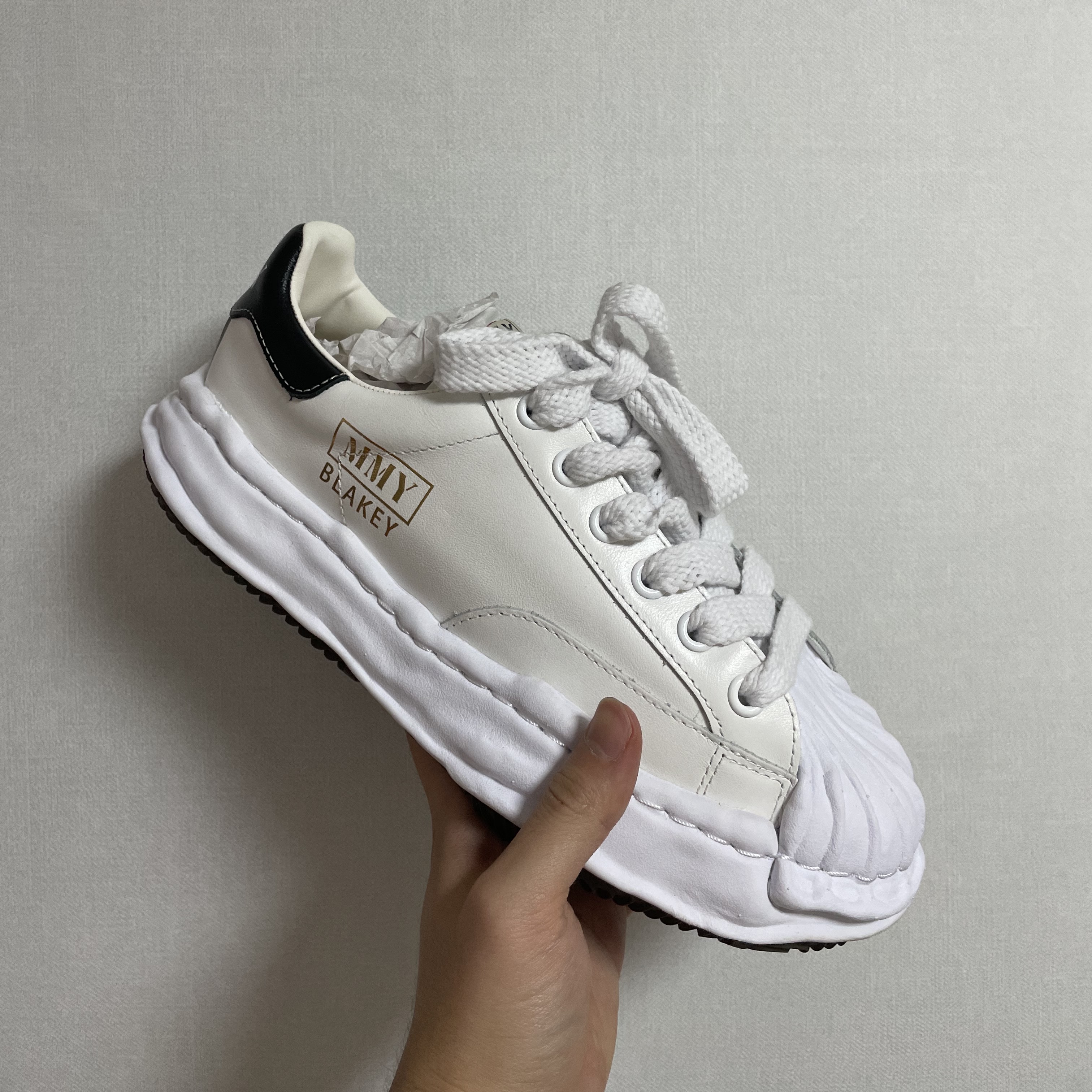 Maison Mihara Yasuhiro Blakey OG Sole Leather Low-top Sneakers White 착용 스타일