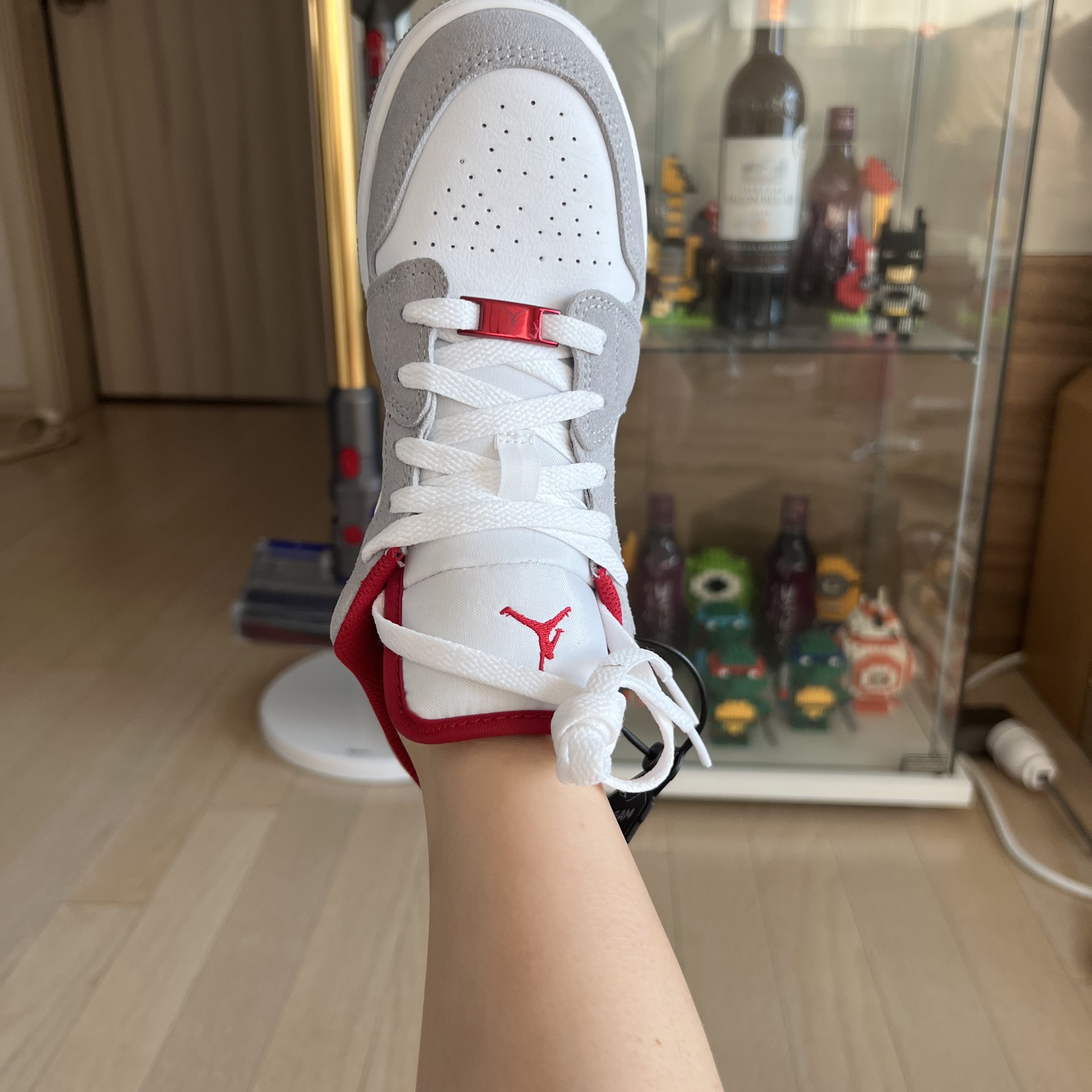 Jordan 1 Low SE Light Smoke Grey Gym Red 착용 스타일 - 1