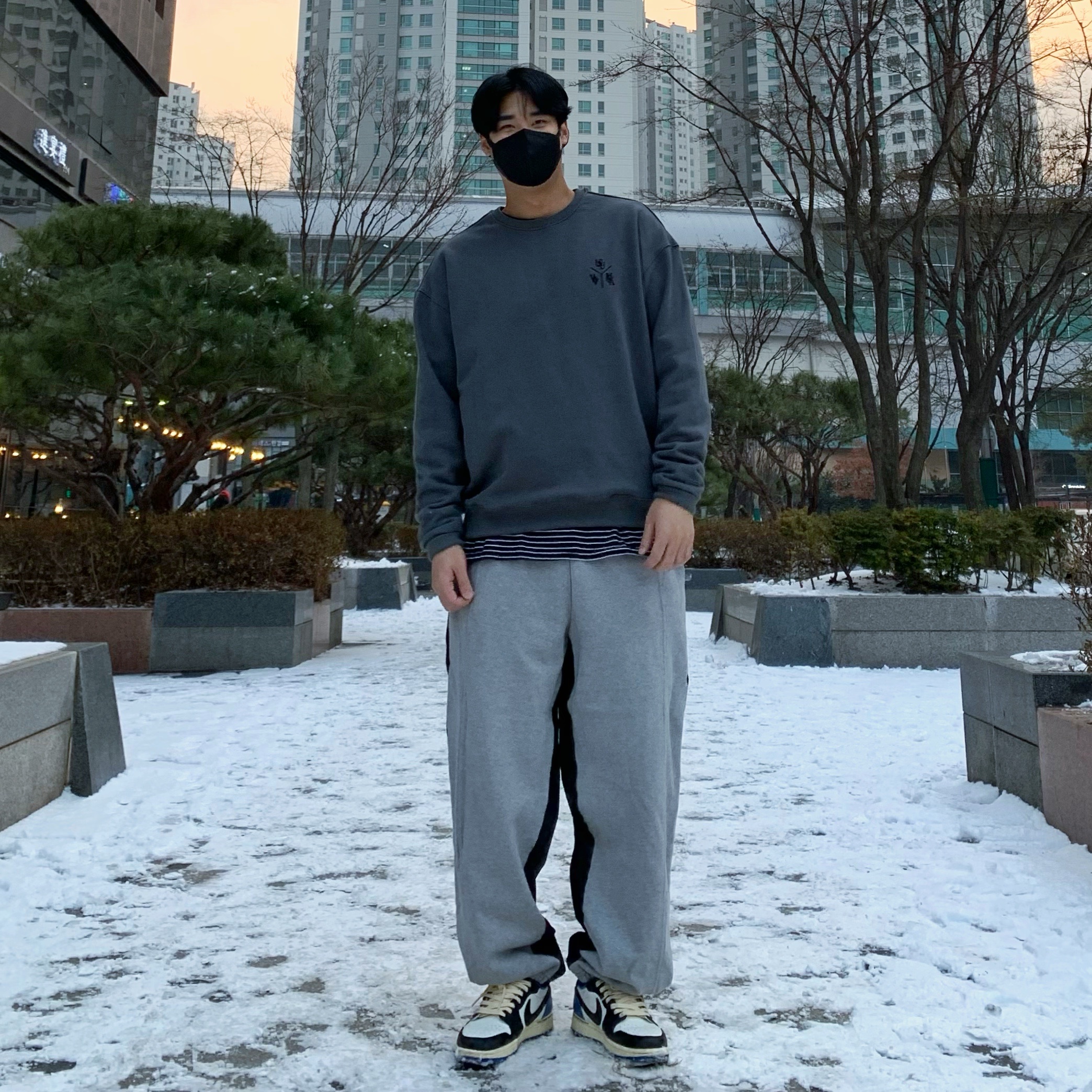 Jordan 1 x Travis Scott x Fragment Retro Low OG SP Military Blue 착용 스타일 - 2