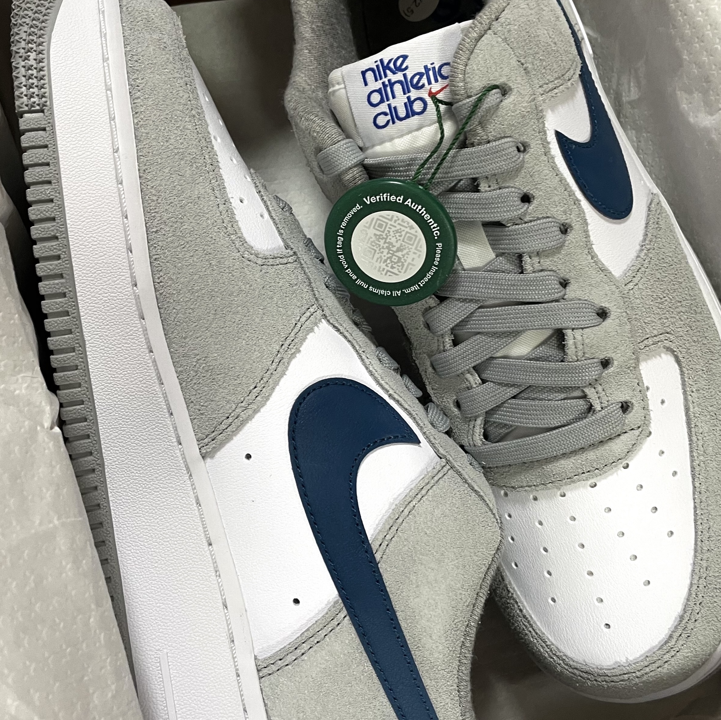 Nike Air Force 1 '07 LV8 Athletic Club Light Smoke Grey Marina 착용 스타일