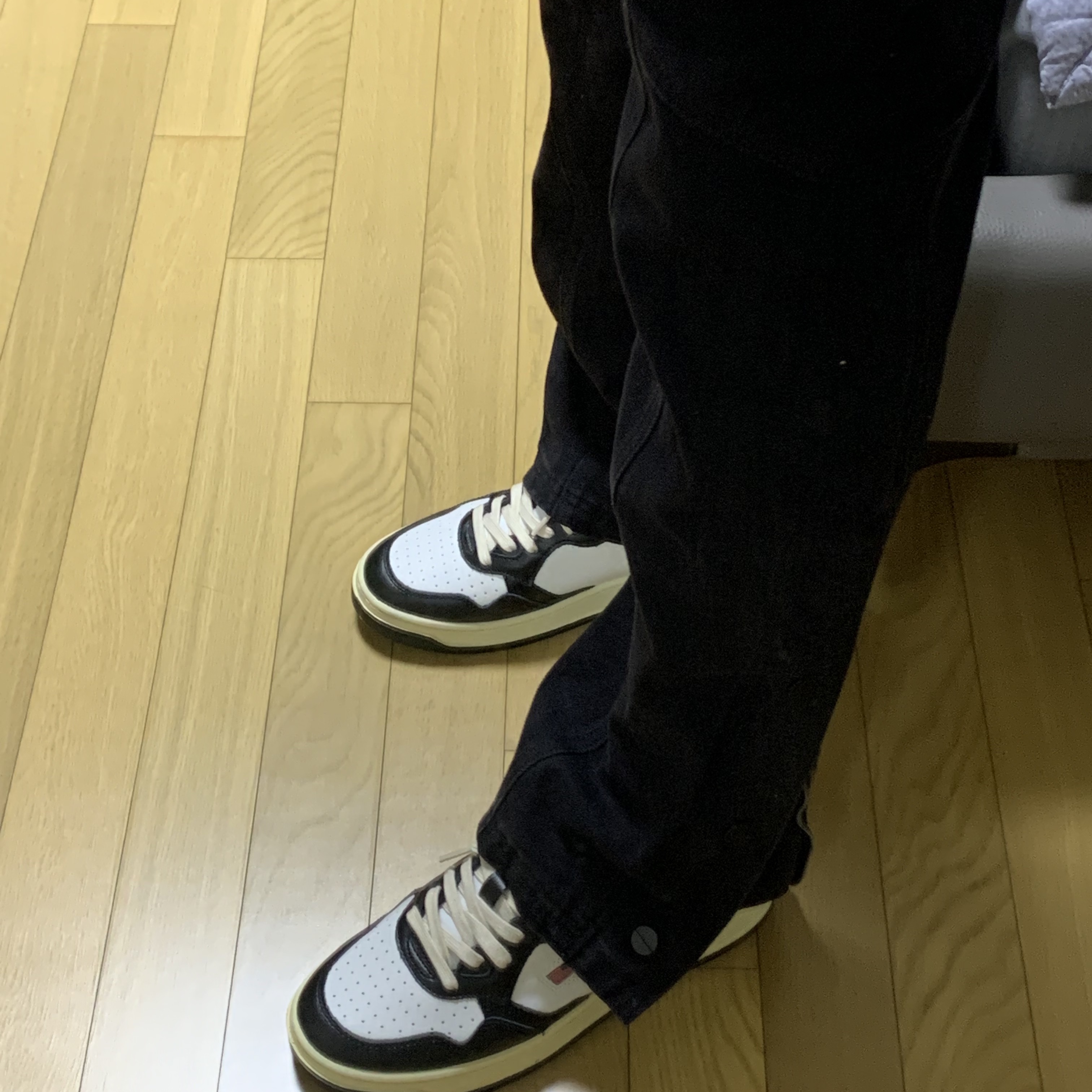 Autry Medalist Low Leather Sneakers Black White 착용 스타일 - 3