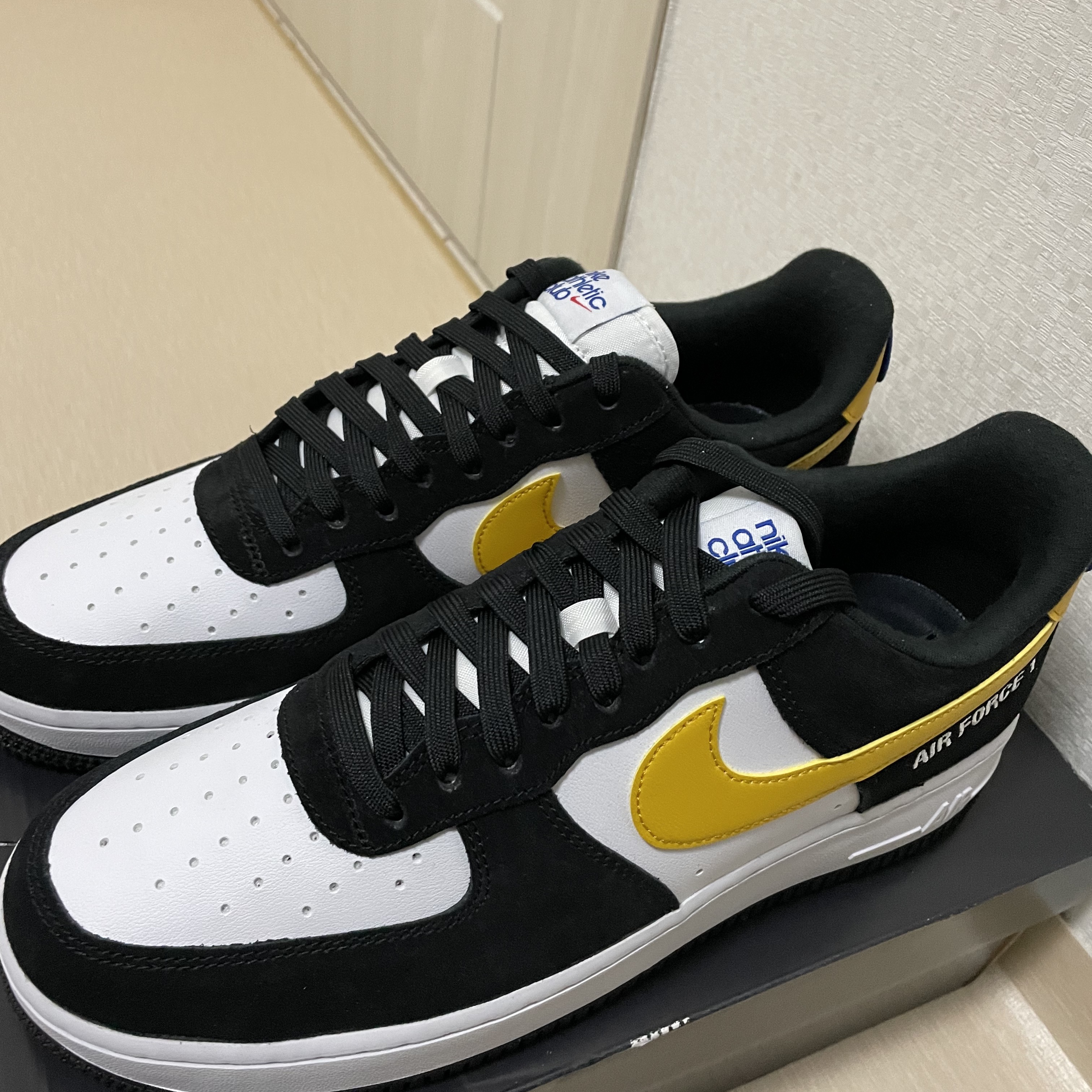 Nike Air Force 1 '07 LV8 Athletic Club Black Dark Sulfur 착용 스타일 - 4