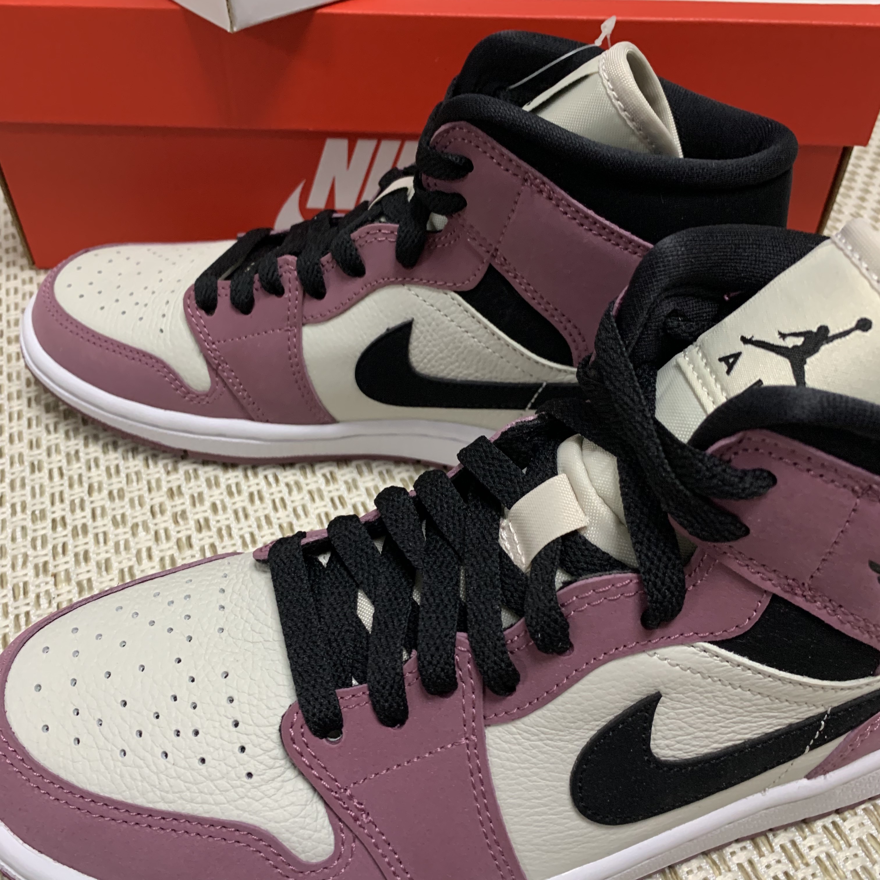 (W) Jordan 1 Mid SE Light Mulberry 착용 스타일 - 2