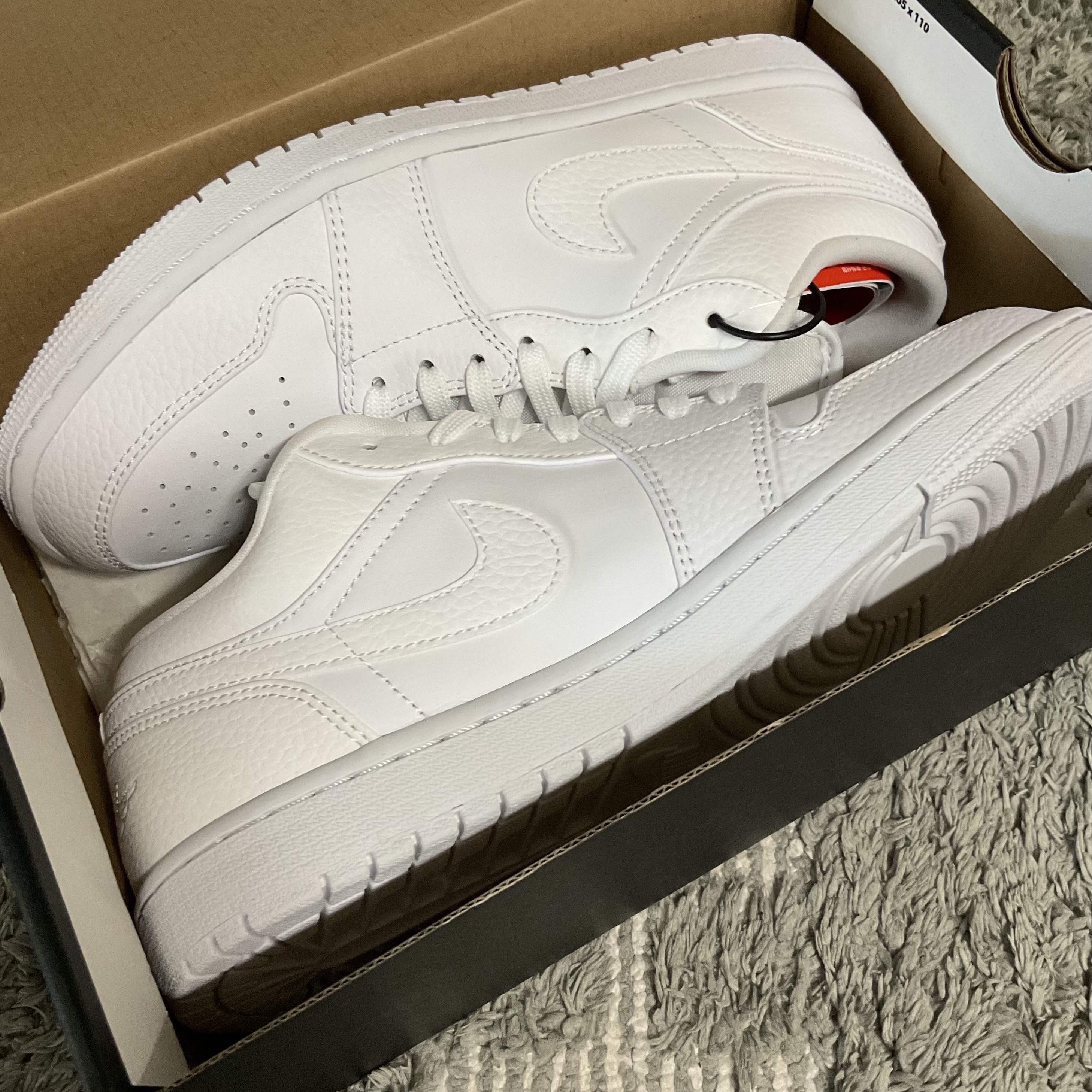 Jordan 1 Low Triple White Tumbled Leather 2020 착용 스타일 - 1