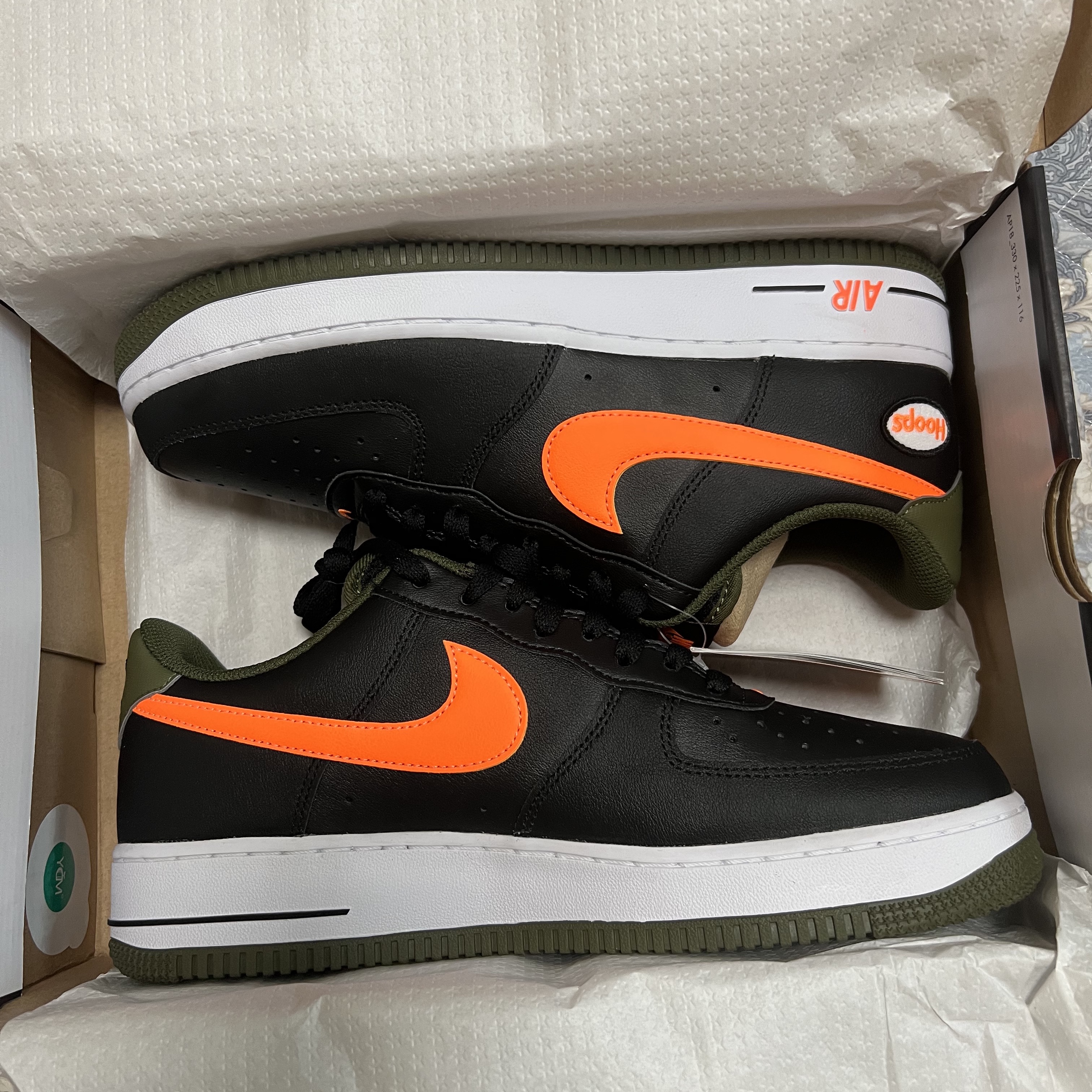Nike Air Force 1 '07 LV8 Black Total Orange 착용 스타일