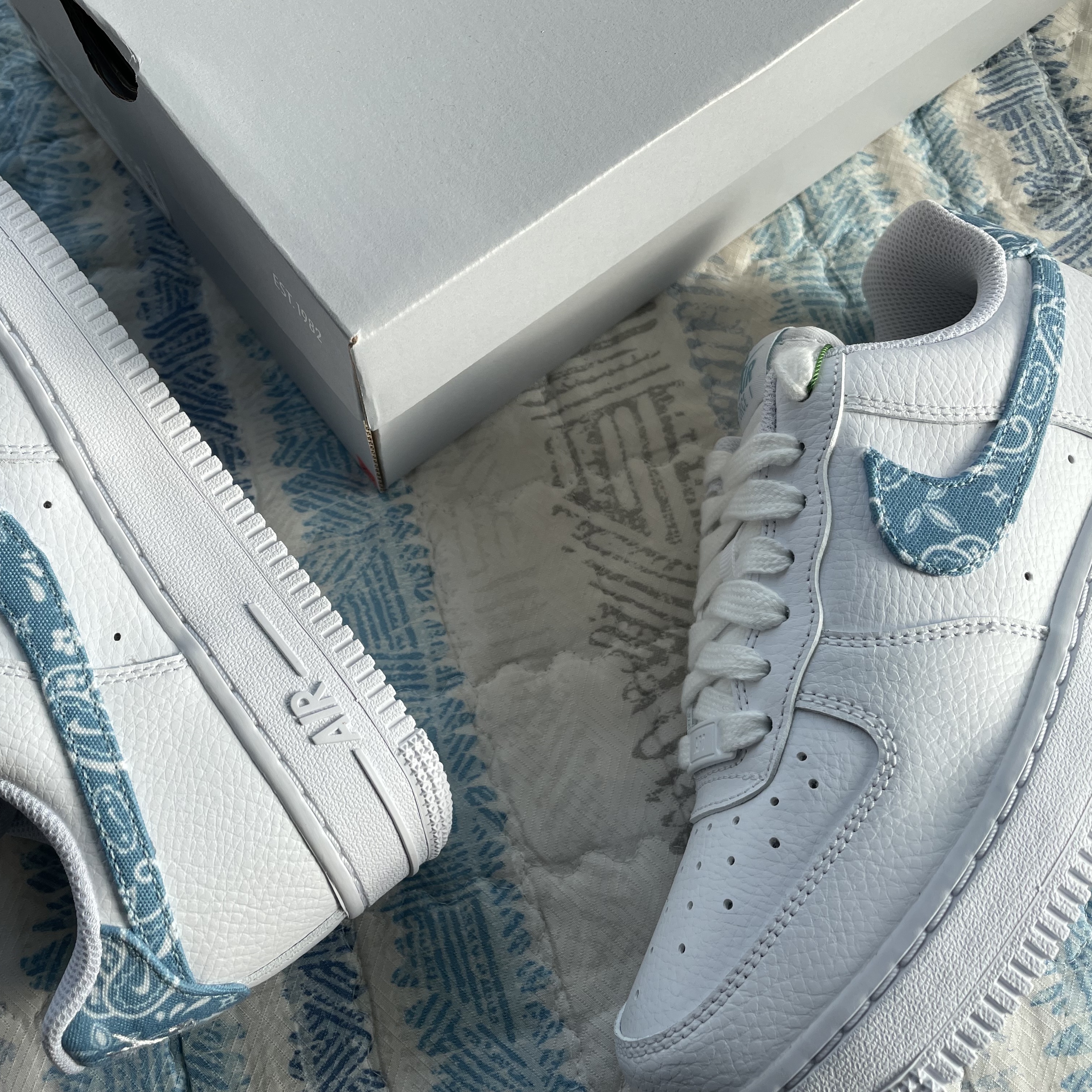 (W) Nike Air Force 1 '07 Essential Paisley Swoosh White Black, (W) Nike Air Force 1 '07 Essential Paisley Swoosh White Malachite 착용 스타일 - 3