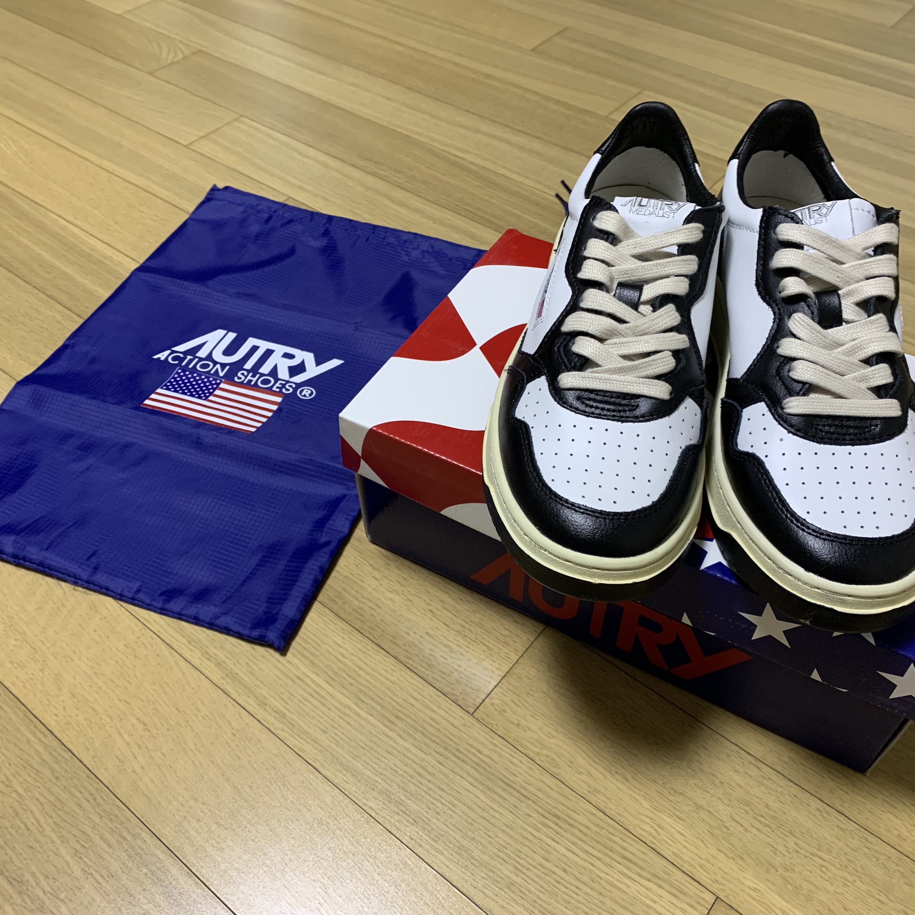Autry Medalist Low Leather Sneakers Black White 착용 스타일 - 4