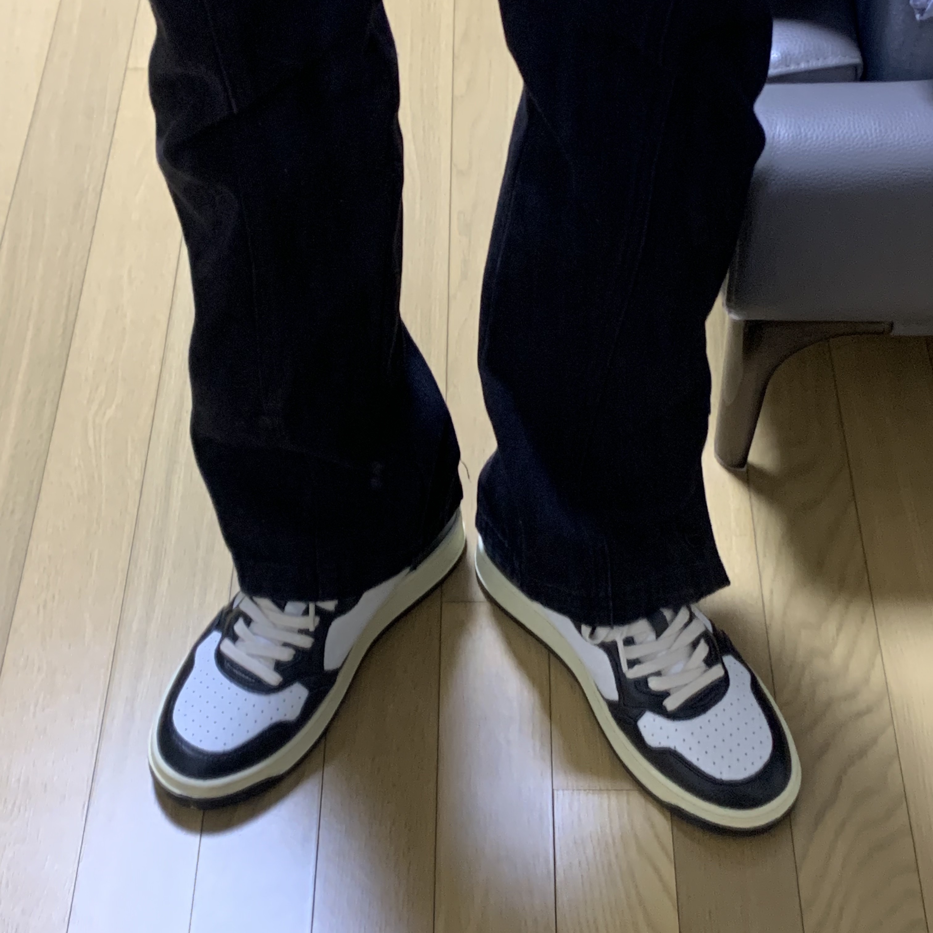 Autry Medalist Low Leather Sneakers Black White 착용 스타일 - 4