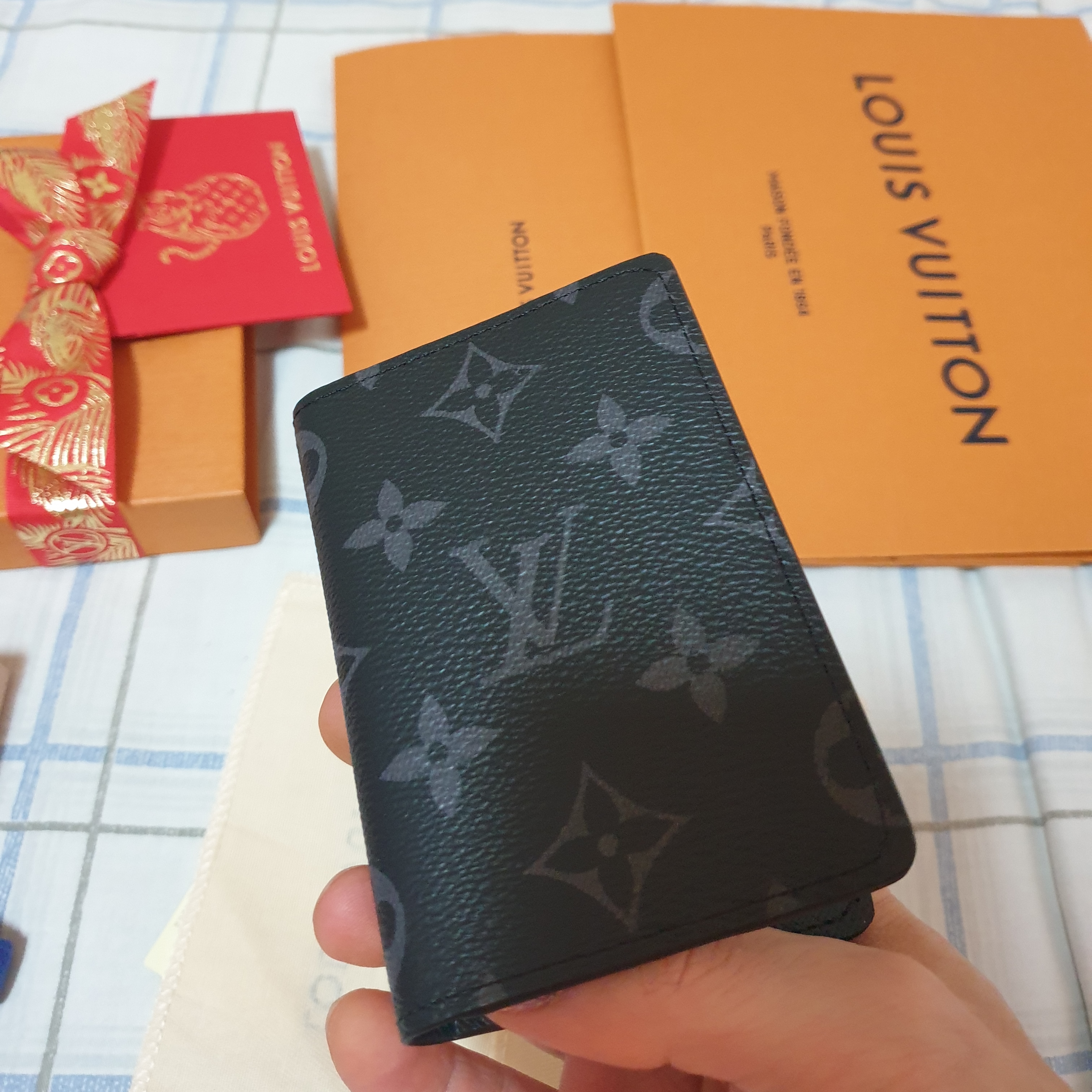 Louis Vuitton Pocket Organizer Monogram Eclipse 착용 스타일 - 1