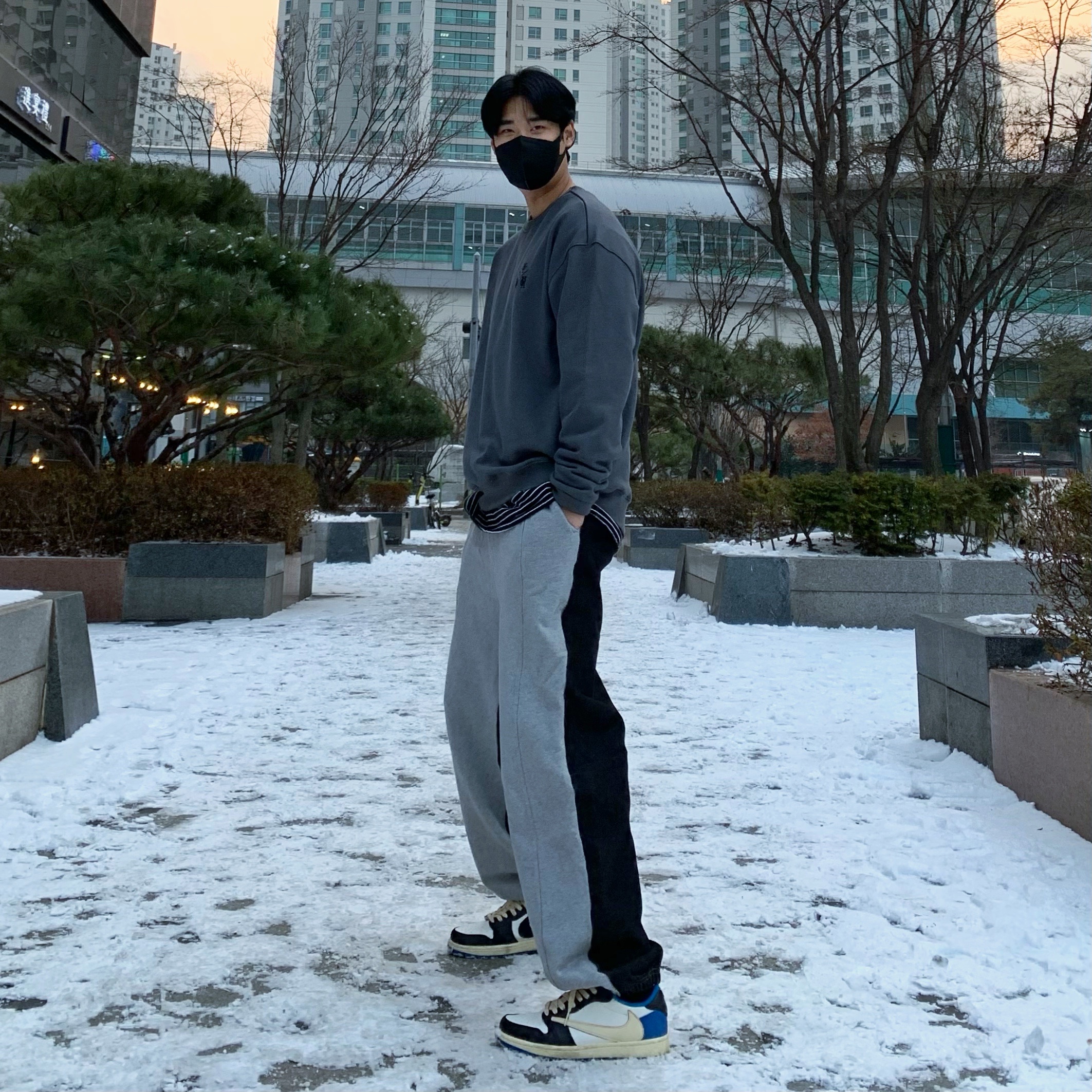 Jordan 1 x Travis Scott x Fragment Retro Low OG SP Military Blue 착용 스타일 - 1