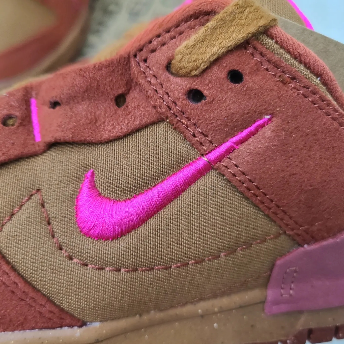 (W) Nike Dunk Low Disrupt 2 Desert Bronze Pink Prime 착용 스타일 - 3