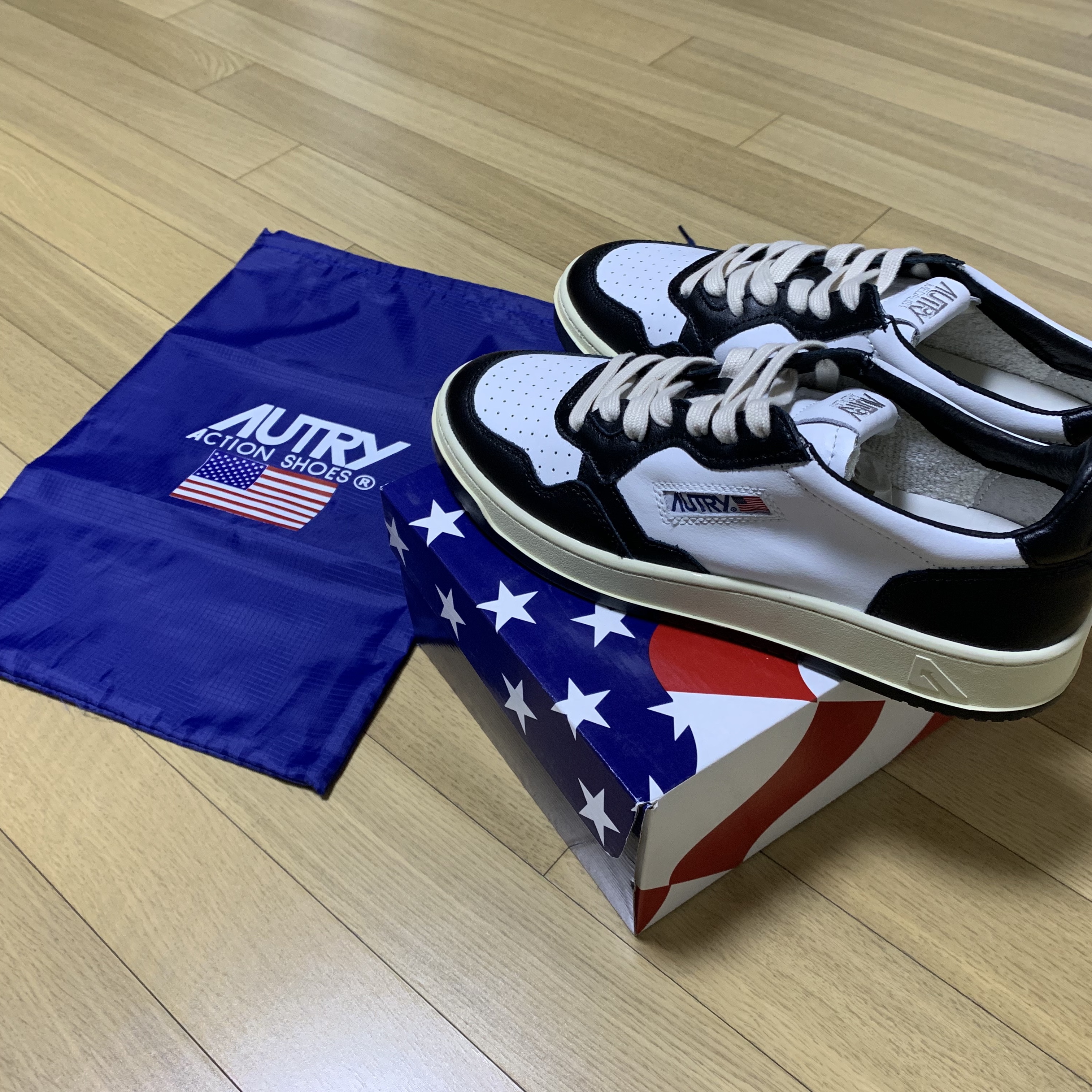 Autry Medalist Low Leather Sneakers Black White 착용 스타일 - 3