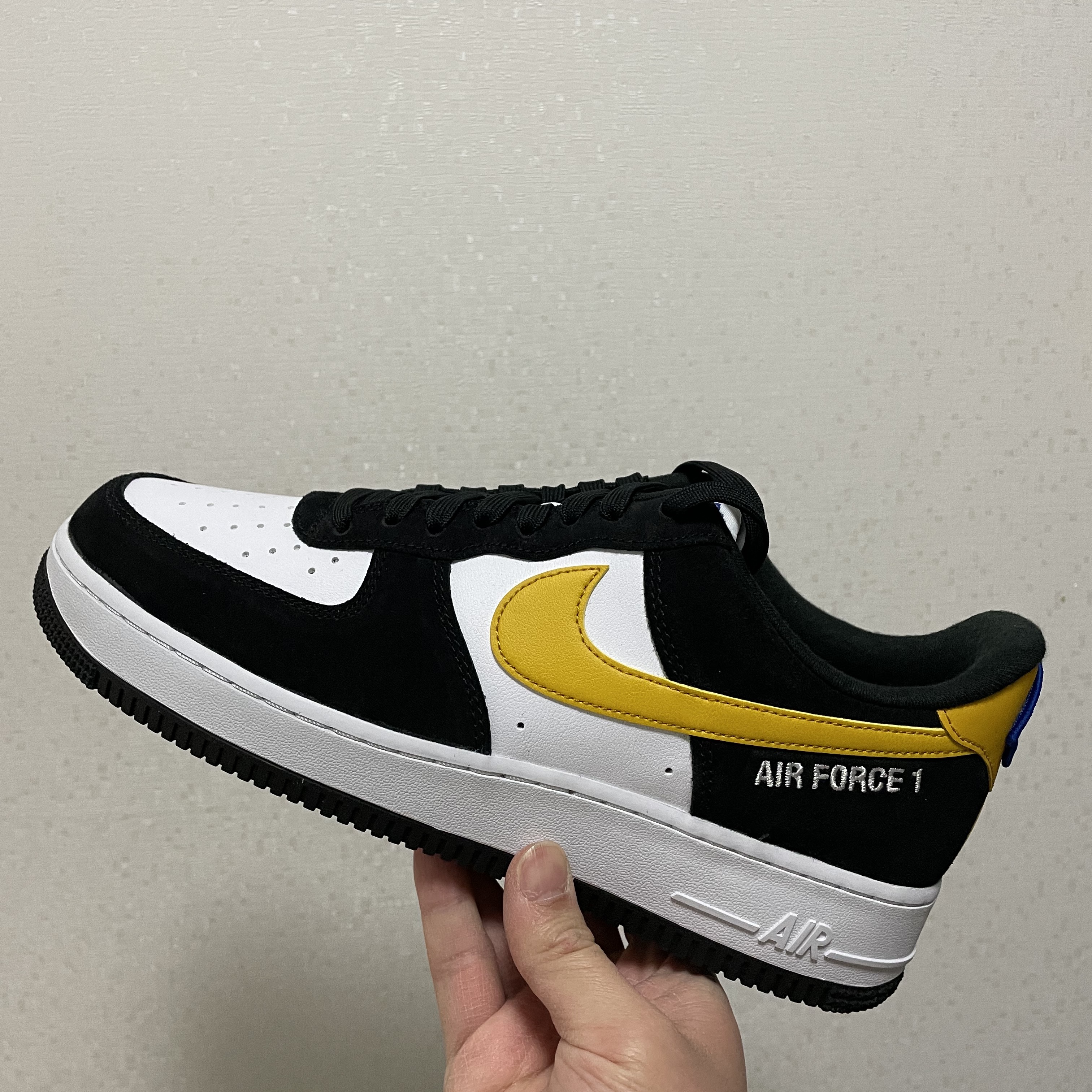 Nike Air Force 1 '07 LV8 Athletic Club Black Dark Sulfur 착용 스타일 - 2
