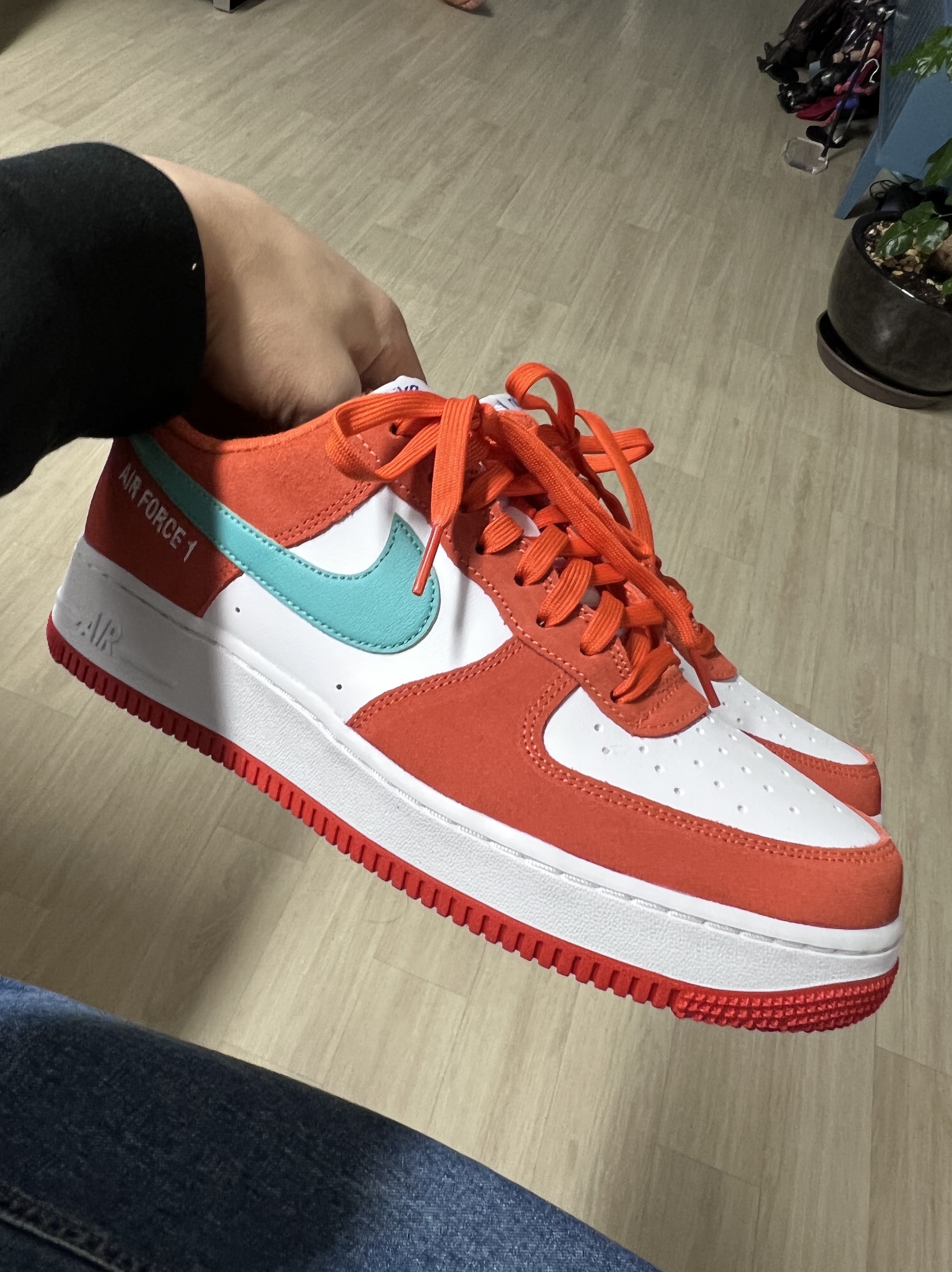 Nike Air Force 1 '07 LV8 Athletic Club Rush Orange Washed Teal 착용 스타일 - 2