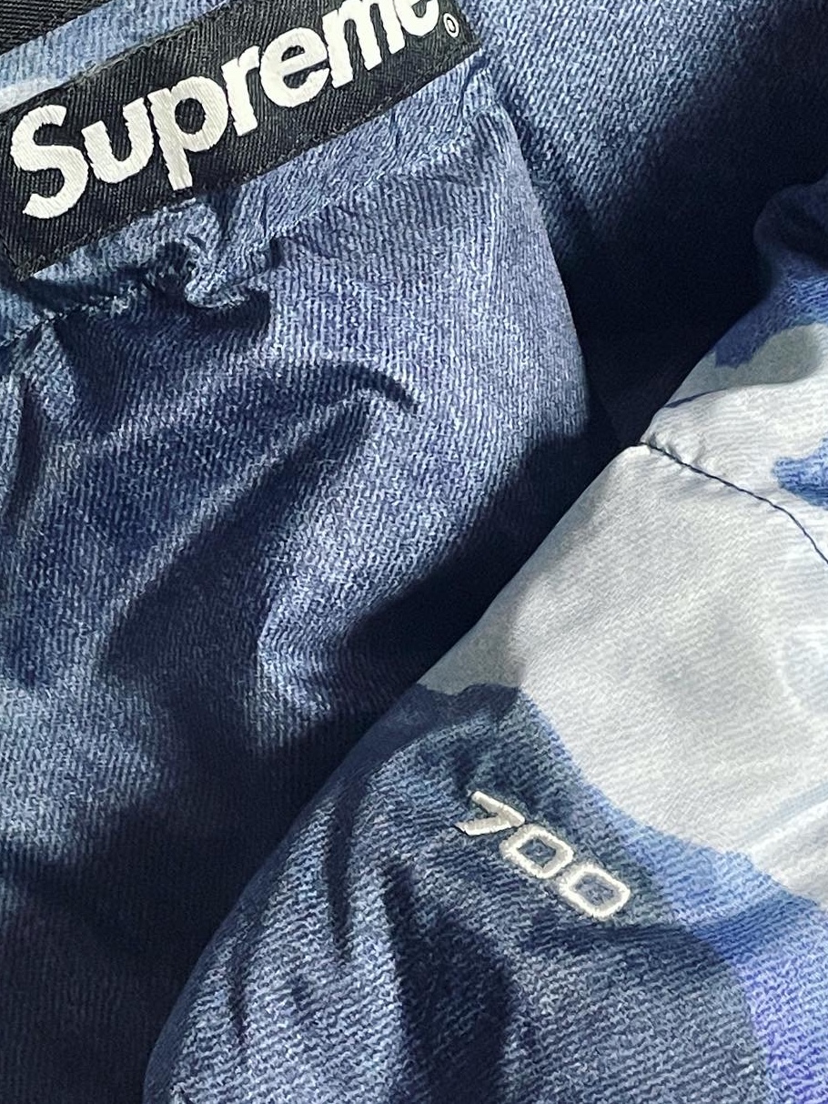 Supreme x The North Face Bleached Denim Print Nuptse Jacket Indigo - 21FW 착용 스타일 - 5
