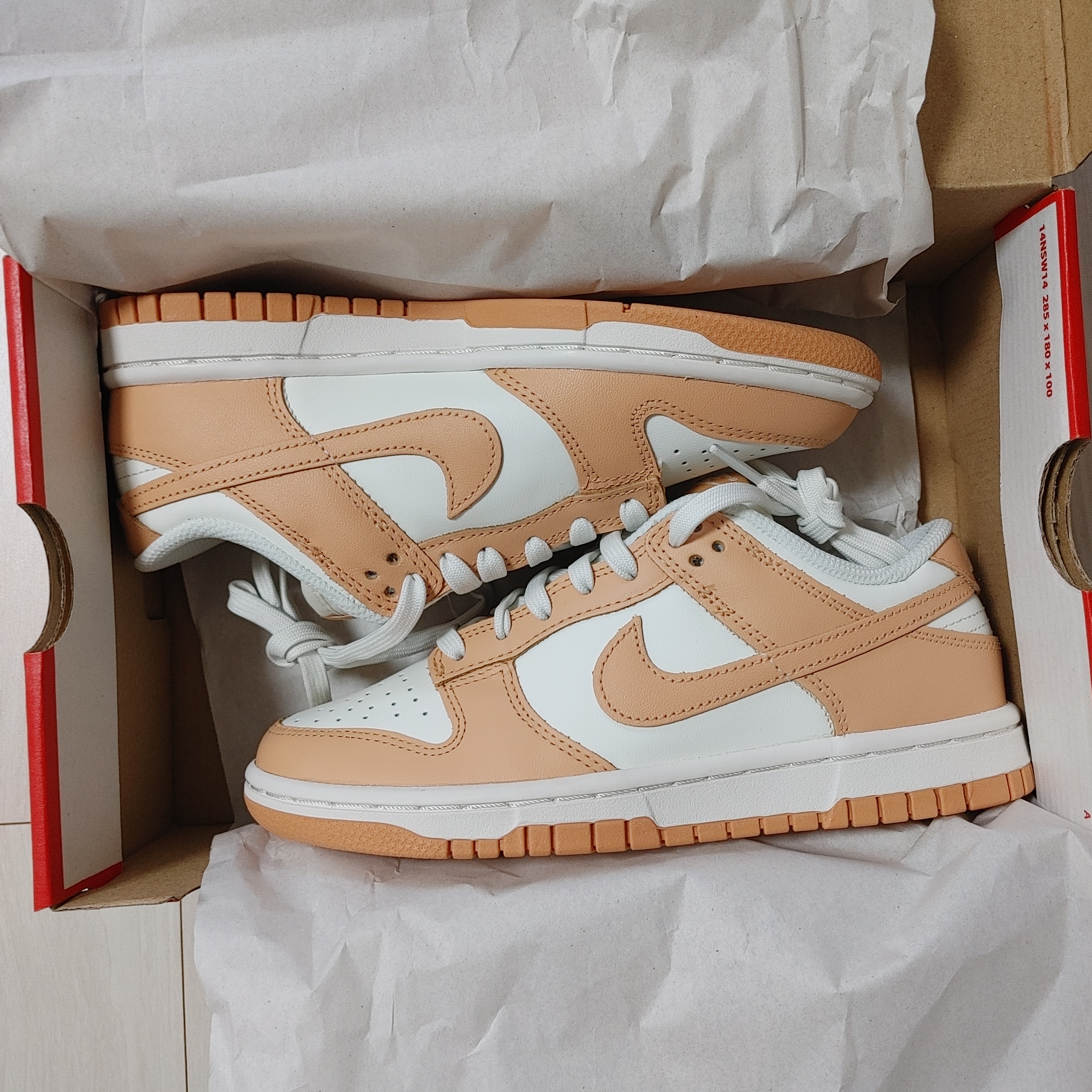 (W) Nike Dunk Low Harvest Moon ์ฐฉ์ฉ ์คํ์ผ - 1