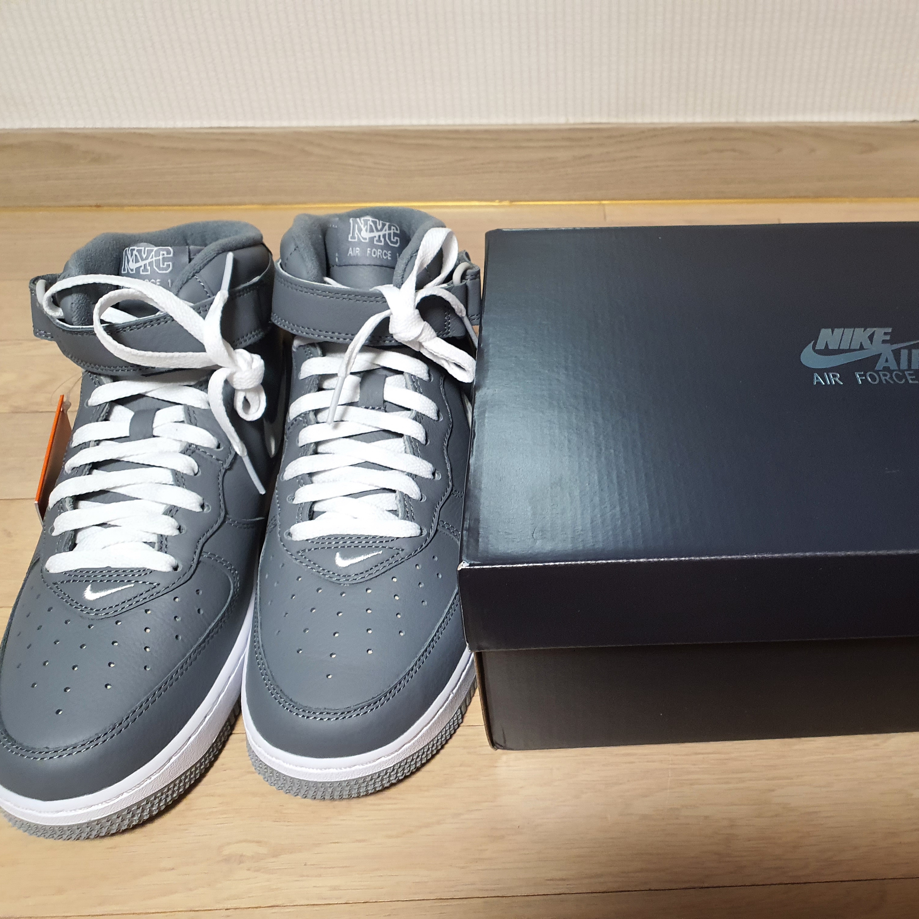 Nike Air Force 1 Mid QS NYC Cool Grey 착용 스타일 - 2