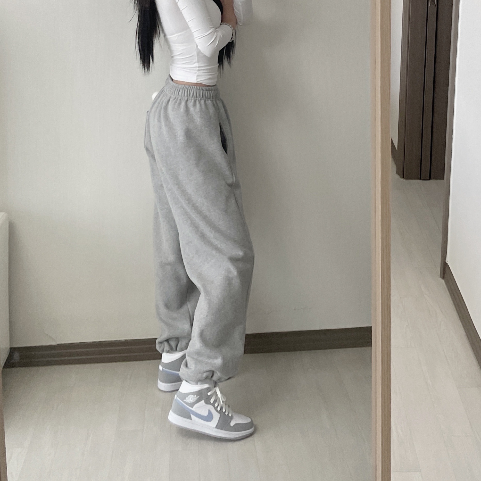 (W) Jordan 1 Mid Wolf Grey 착용 스타일 - 1