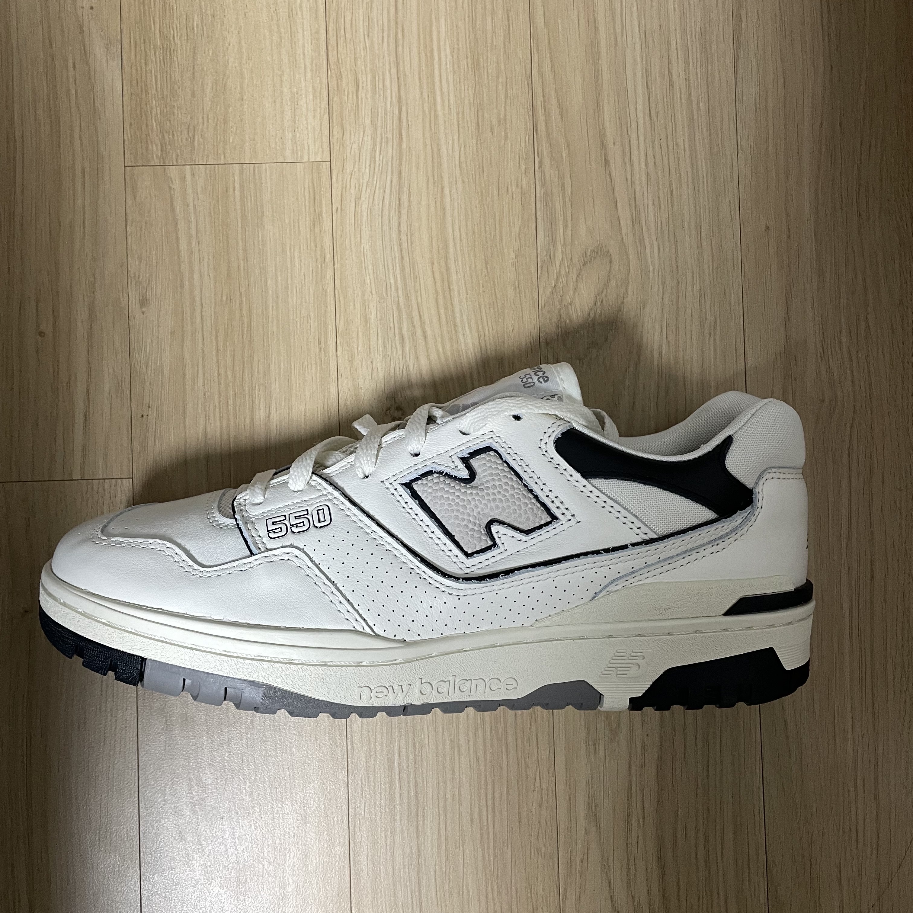 New Balance 550 White Grey - 2E Wide 착용 스타일 - 2