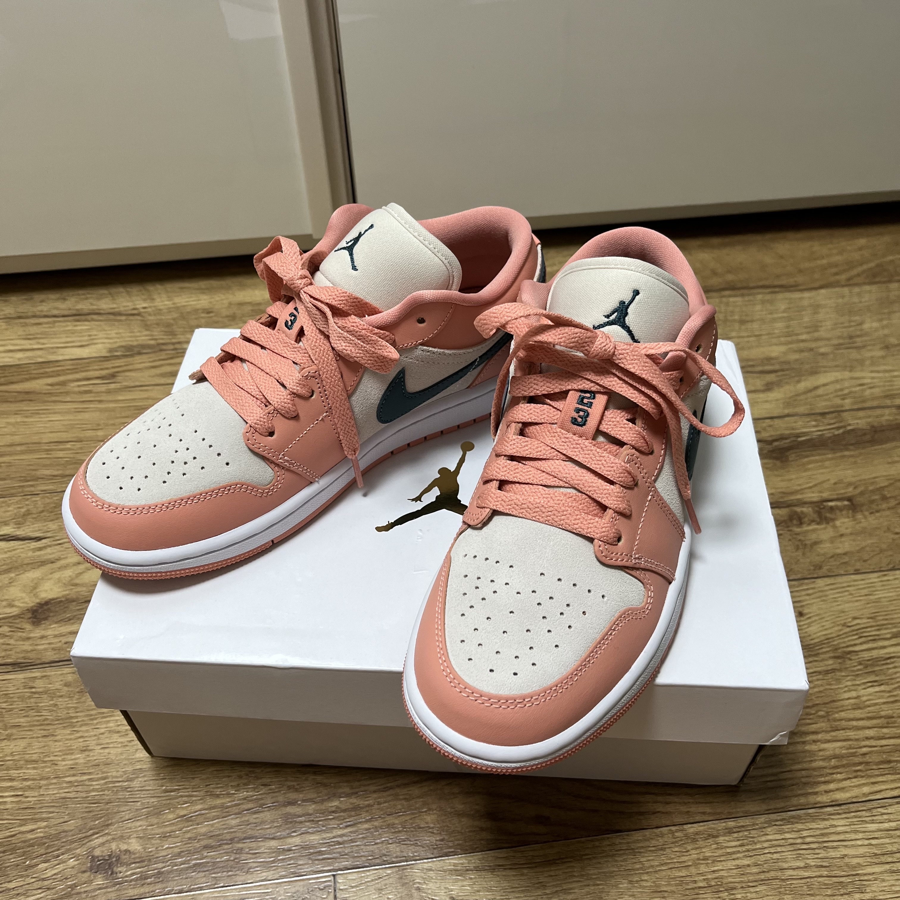 (W) Jordan 1 Low Light Madder Root 착용 스타일 - 1