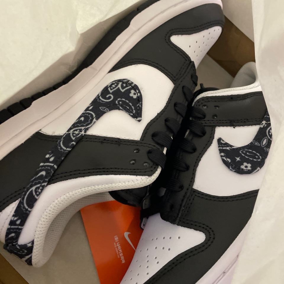 (W) Nike Dunk Low Essential Black Paisley 착용 스타일
