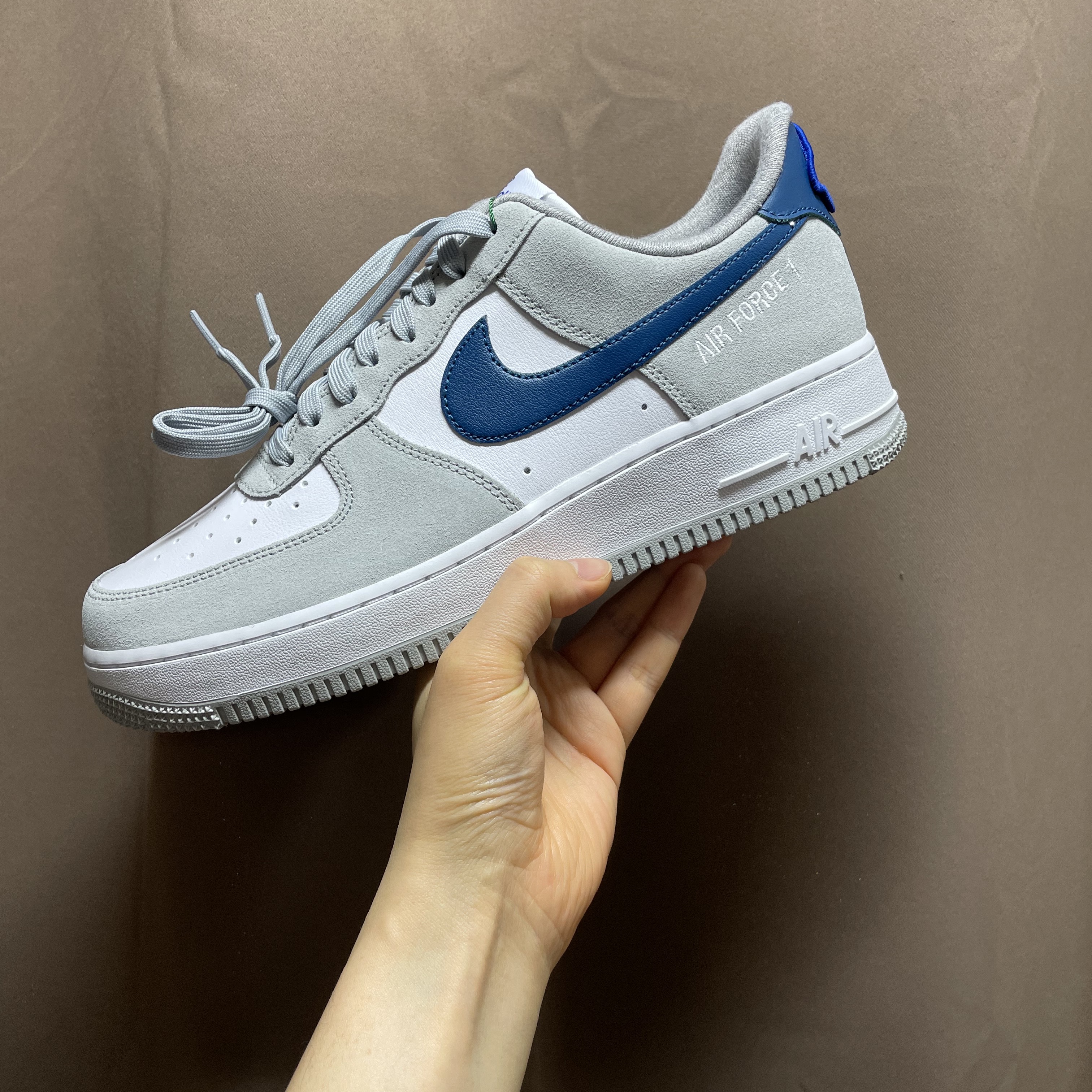 Nike Air Force 1 '07 LV8 Athletic Club Light Smoke Grey Marina 착용 스타일 - 1