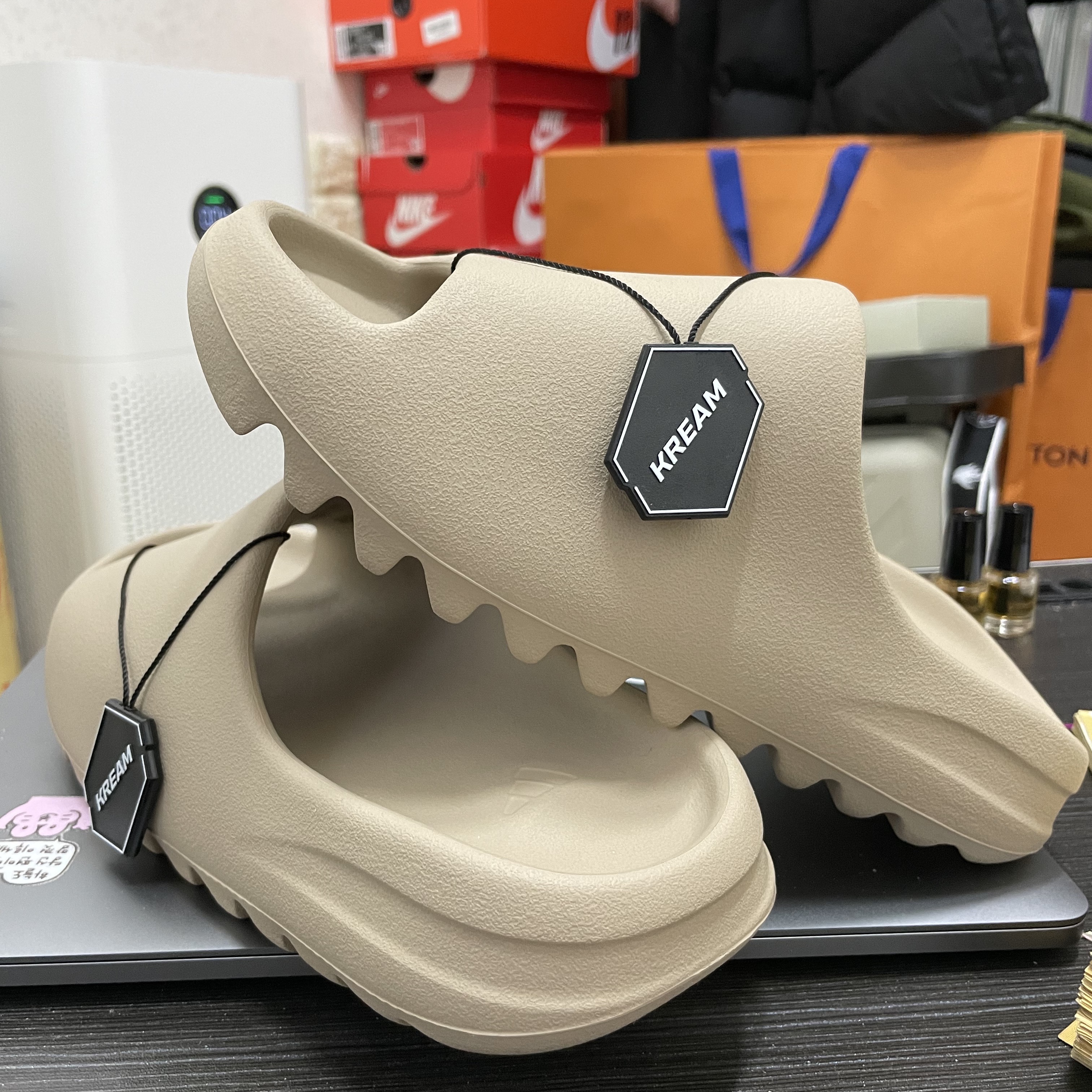 Adidas Yeezy Slide Pure - Re-Release Ver. 착용 스타일