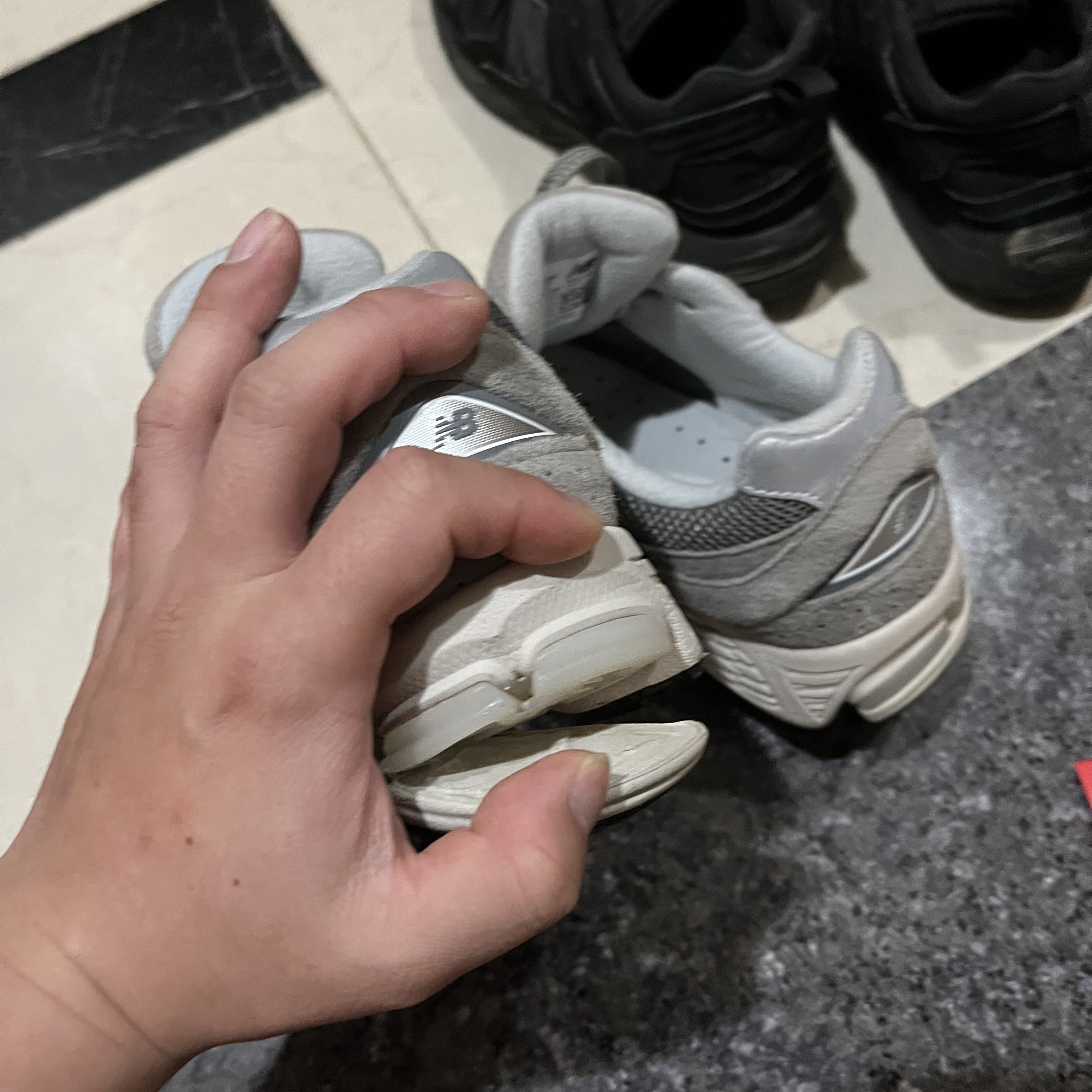 New Balance 2002R Grey 착용 스타일