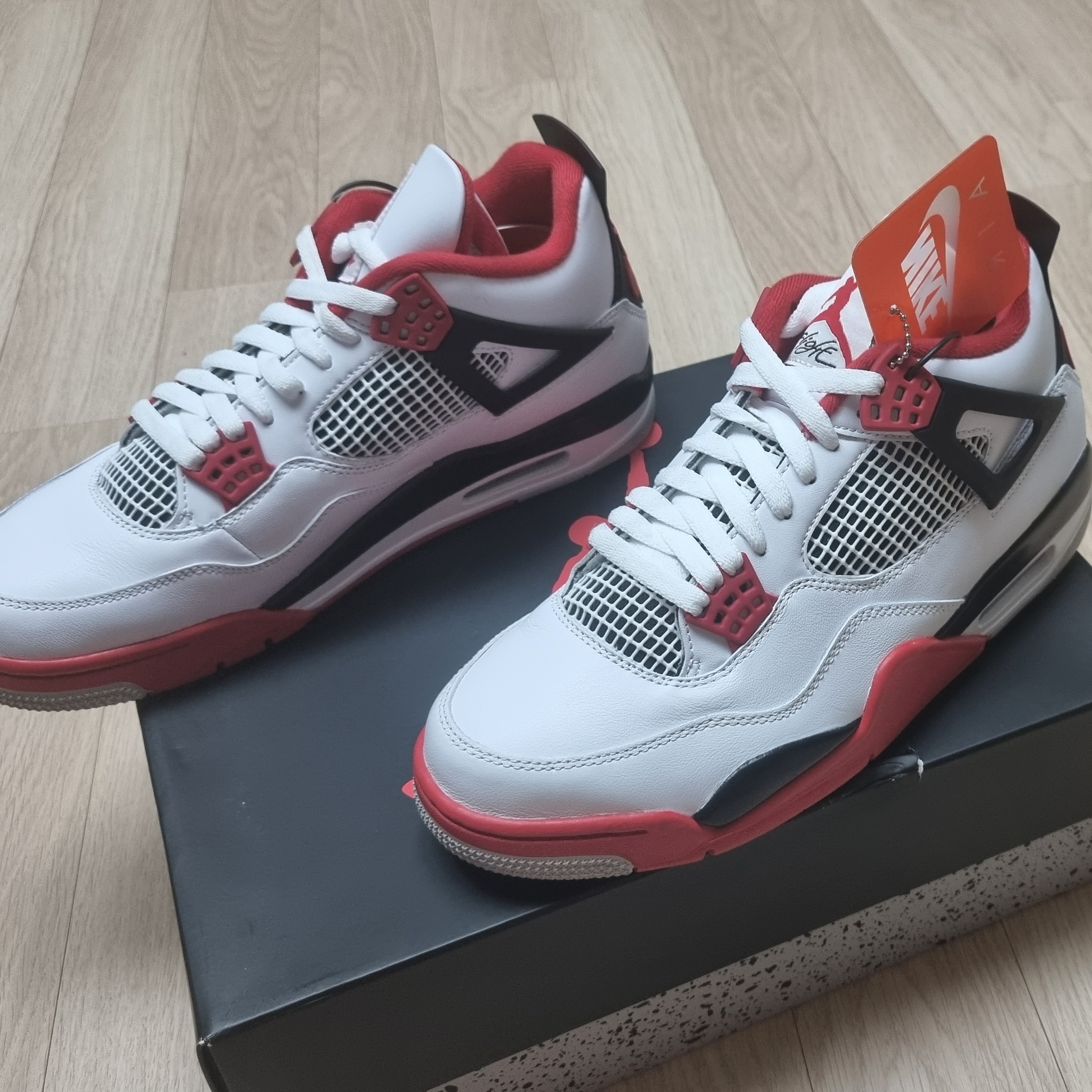 Jordan 4 Retro OG Fire Red 2020, (GS) Jordan 4 Retro OG Fire Red 2020 착용 스타일 - 1