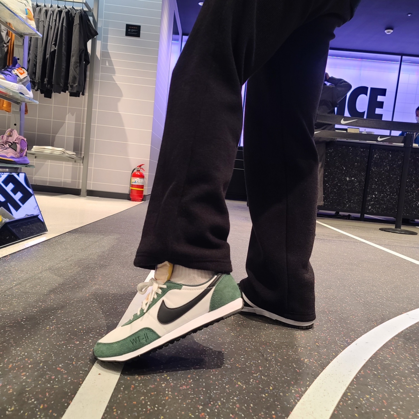 Nike Waffle Trainer 2 Light Smoke Grey Gym Red, Nike Waffle Trainer 2 White Pro Green 착용 스타일 - 2