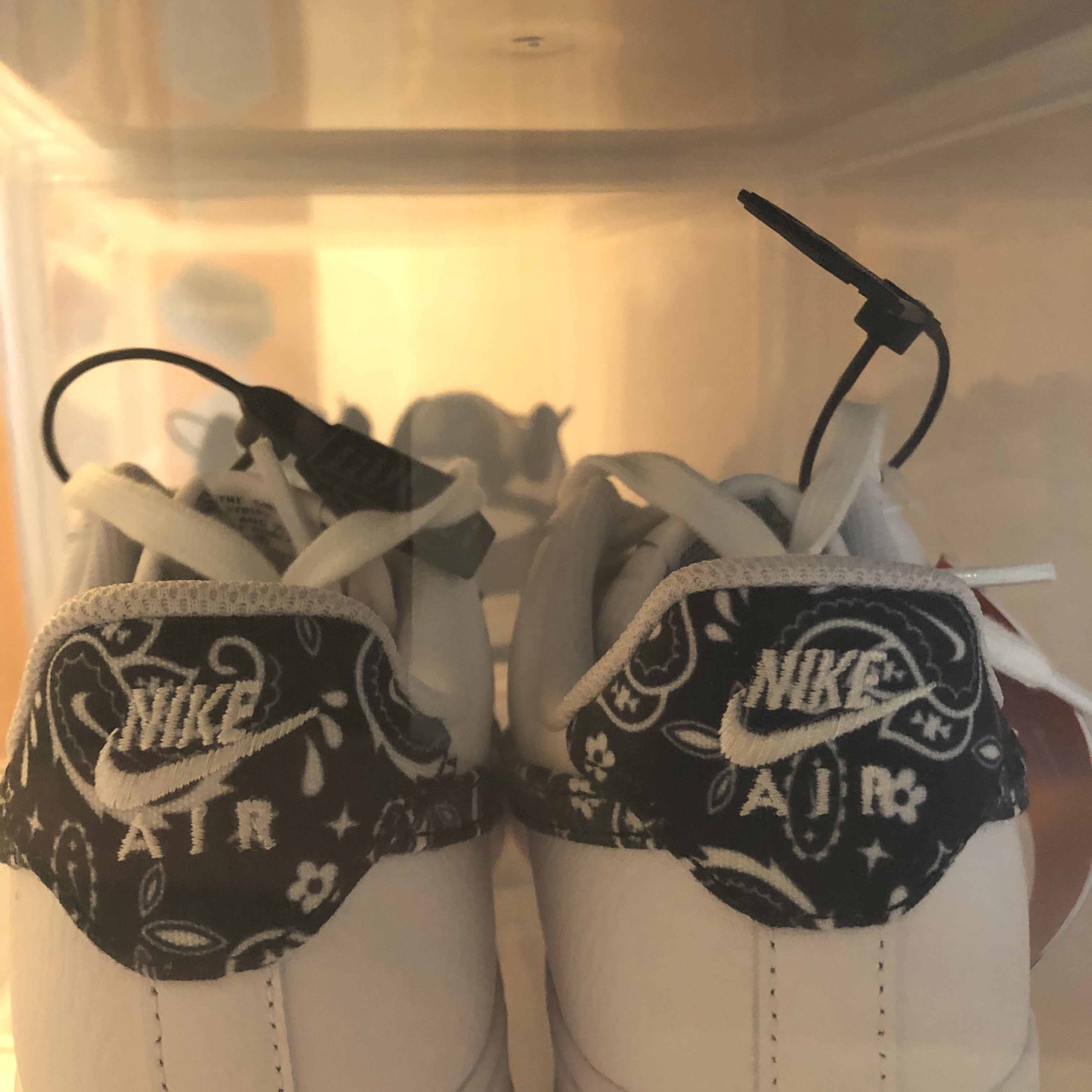 (W) Nike Air Force 1 '07 Essential Paisley Swoosh White Black 착용 스타일 - 2