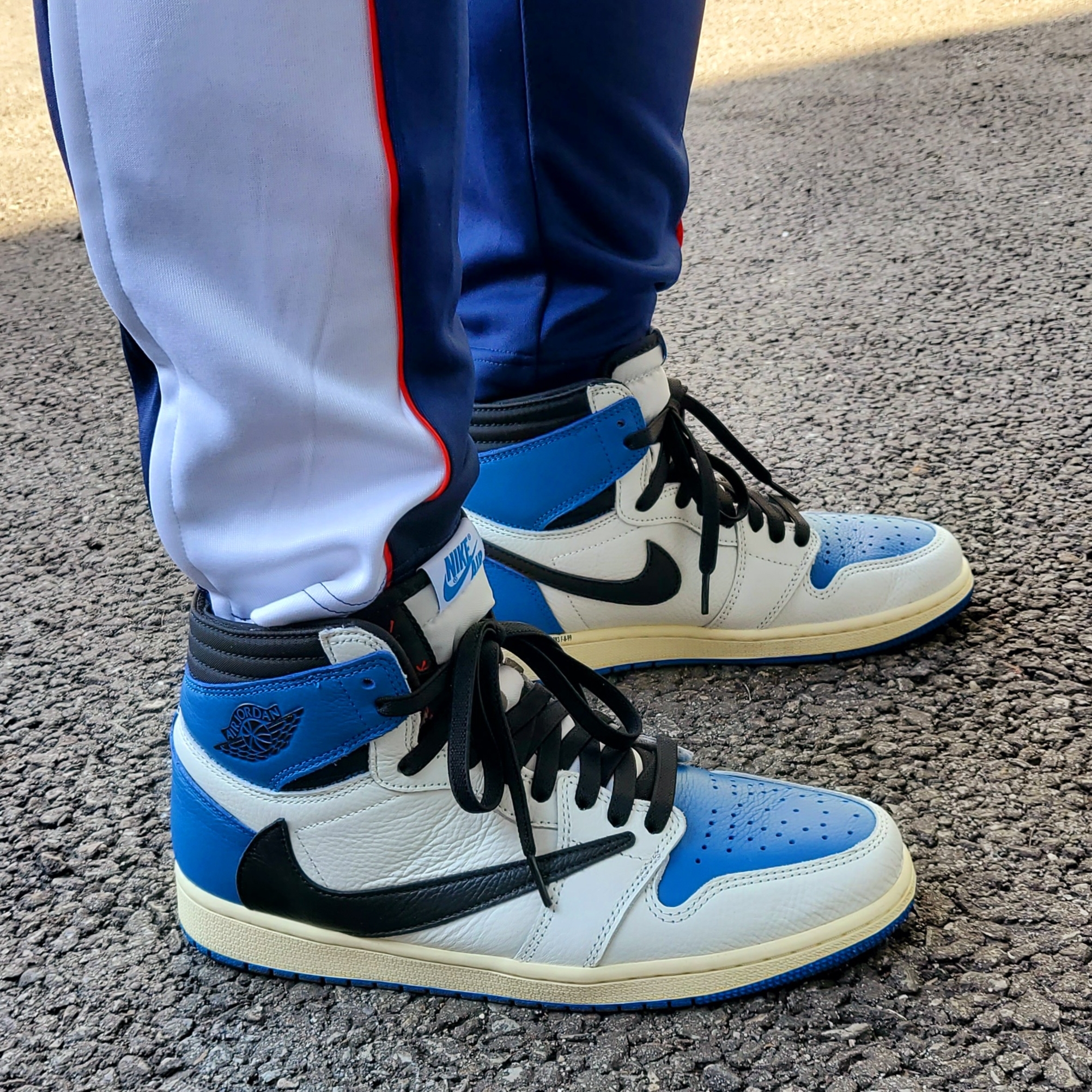 Jordan 1 x Travis Scott x Fragment Retro High OG SP Military Blue 착용 스타일 - 1