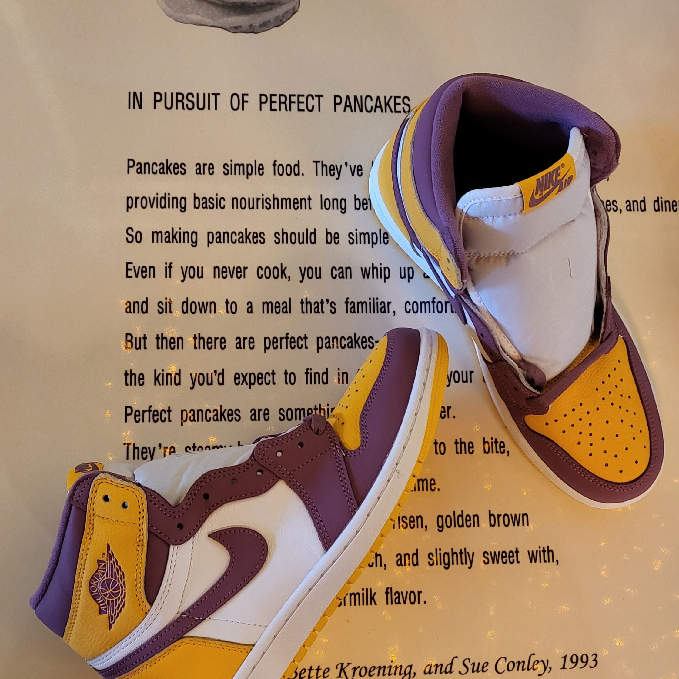 Jordan 1 Retro High OG University Gold Light Bordeaux 착용 스타일
