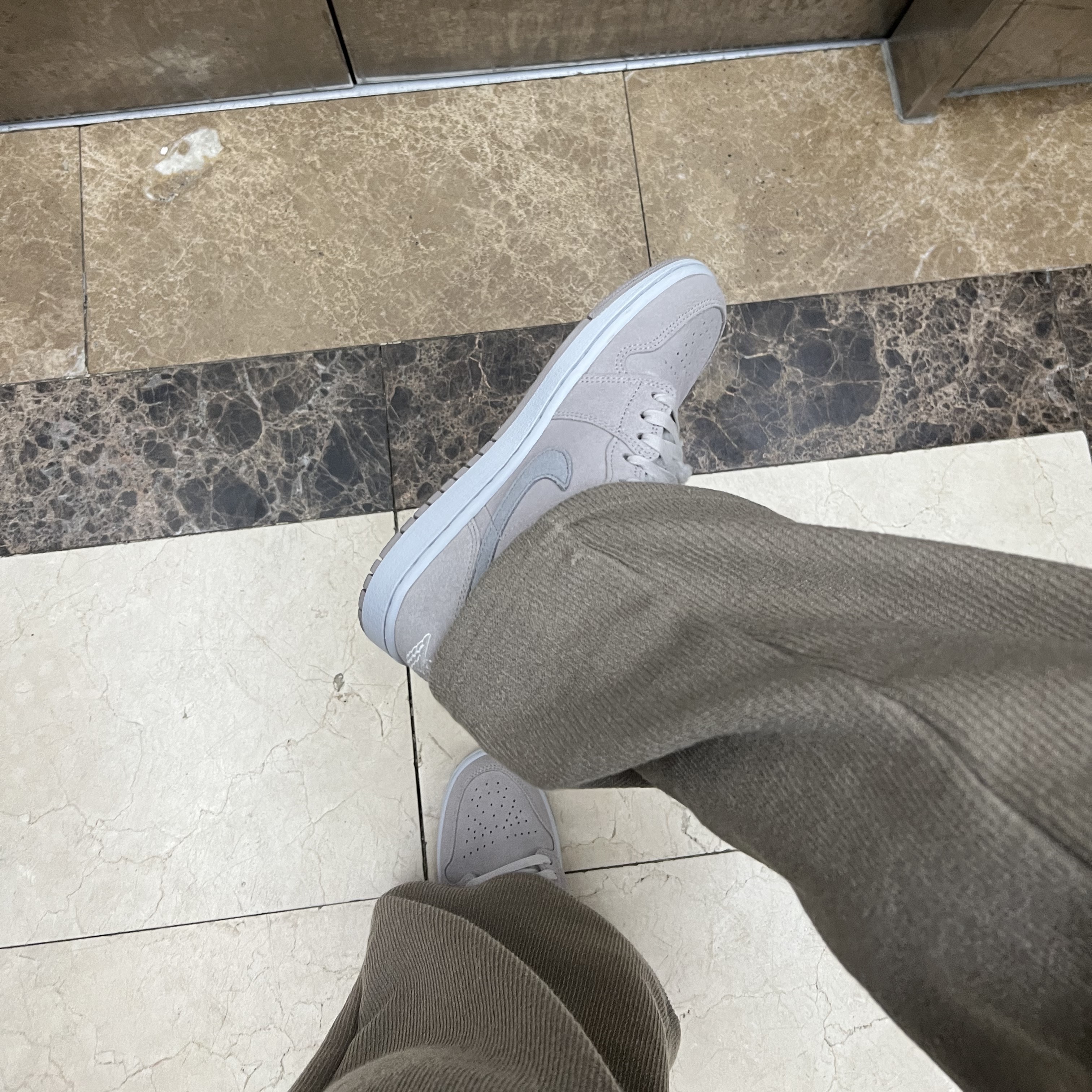(W) Jordan 1 Low SE Sherpa Fleece 착용 스타일 - 1