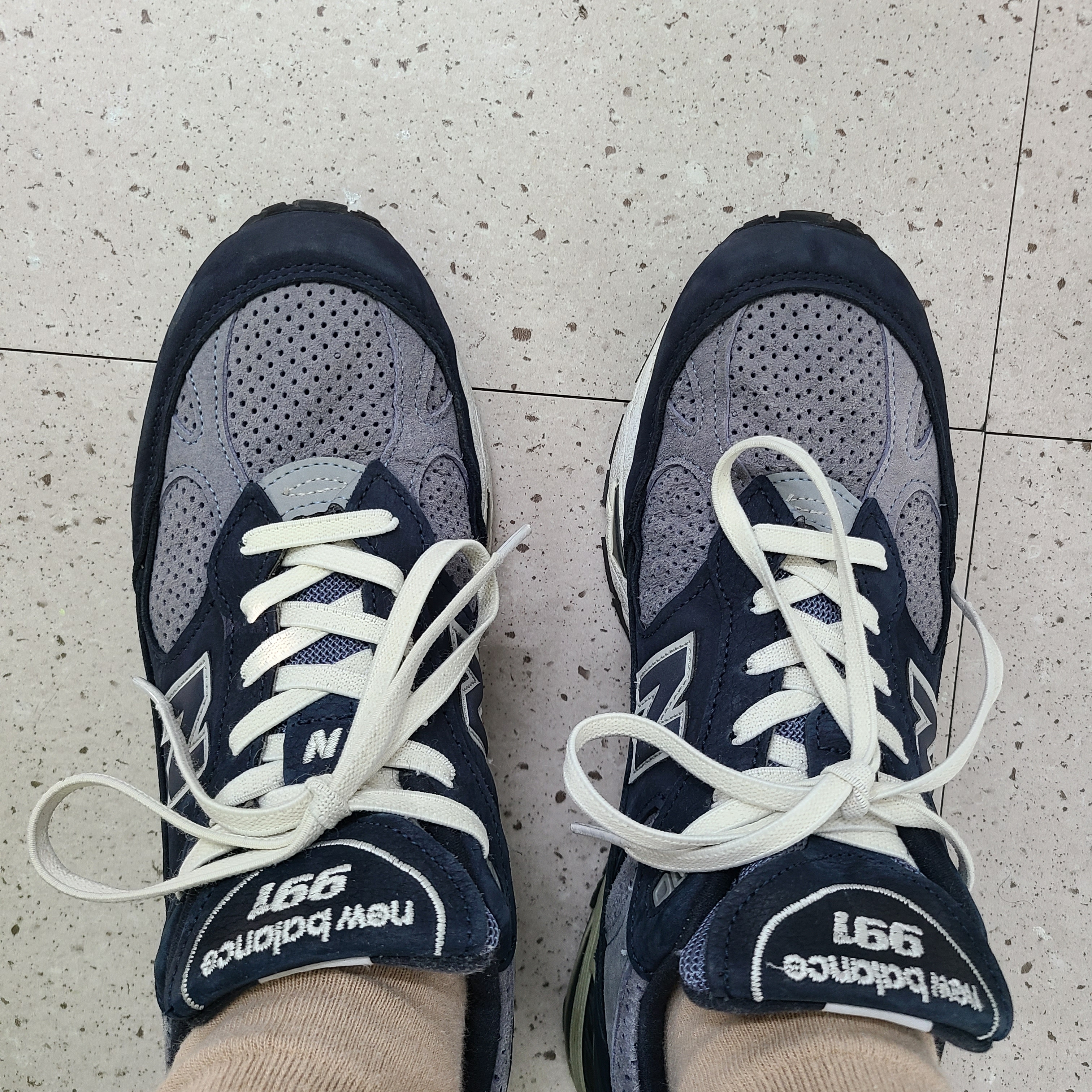 New Balance 991 Navy Grey 착용 스타일 - 2