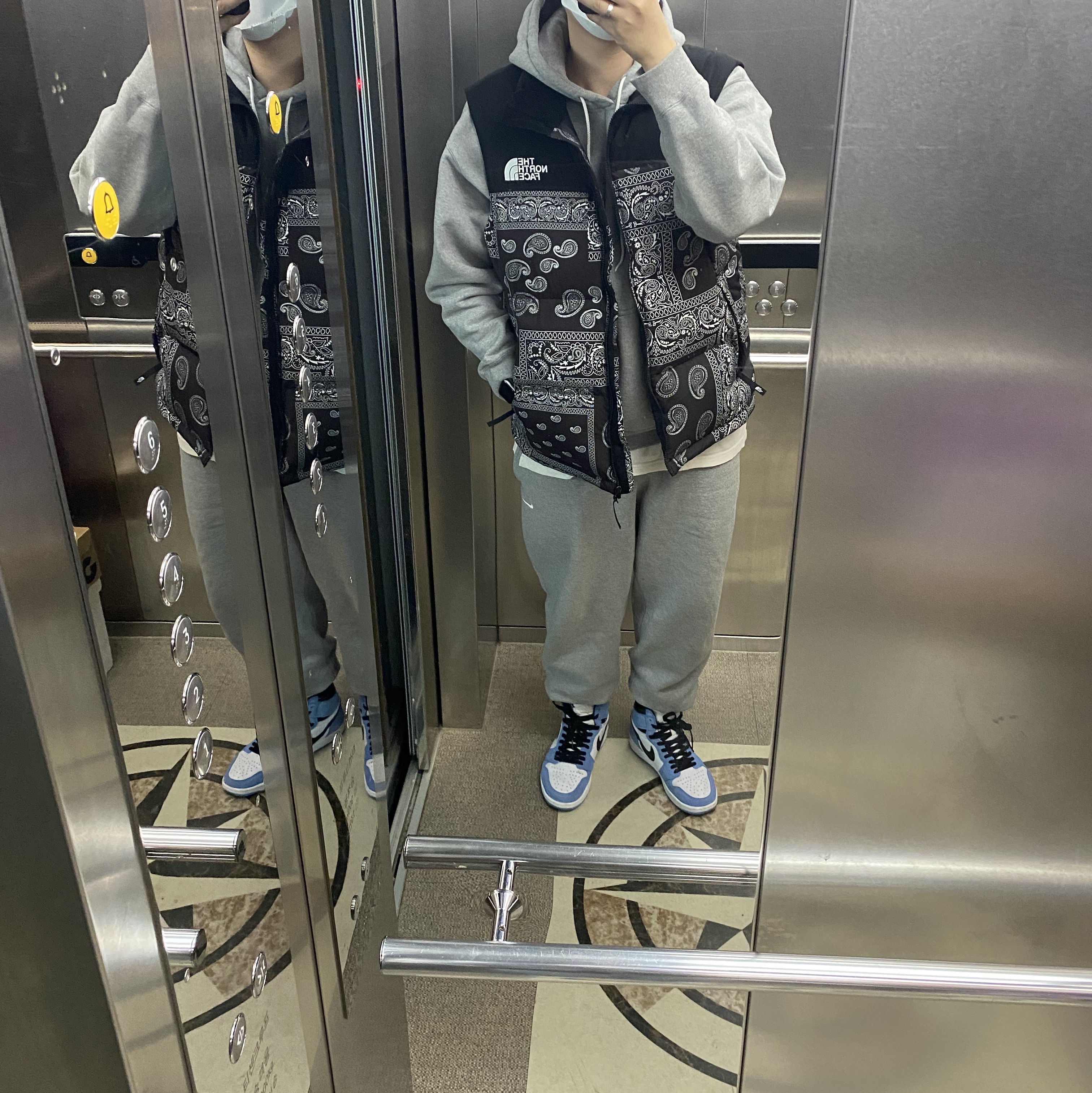 Jordan 1 Retro High OG University Blue, The North Face Nuptse Down Vest Black 착용 스타일