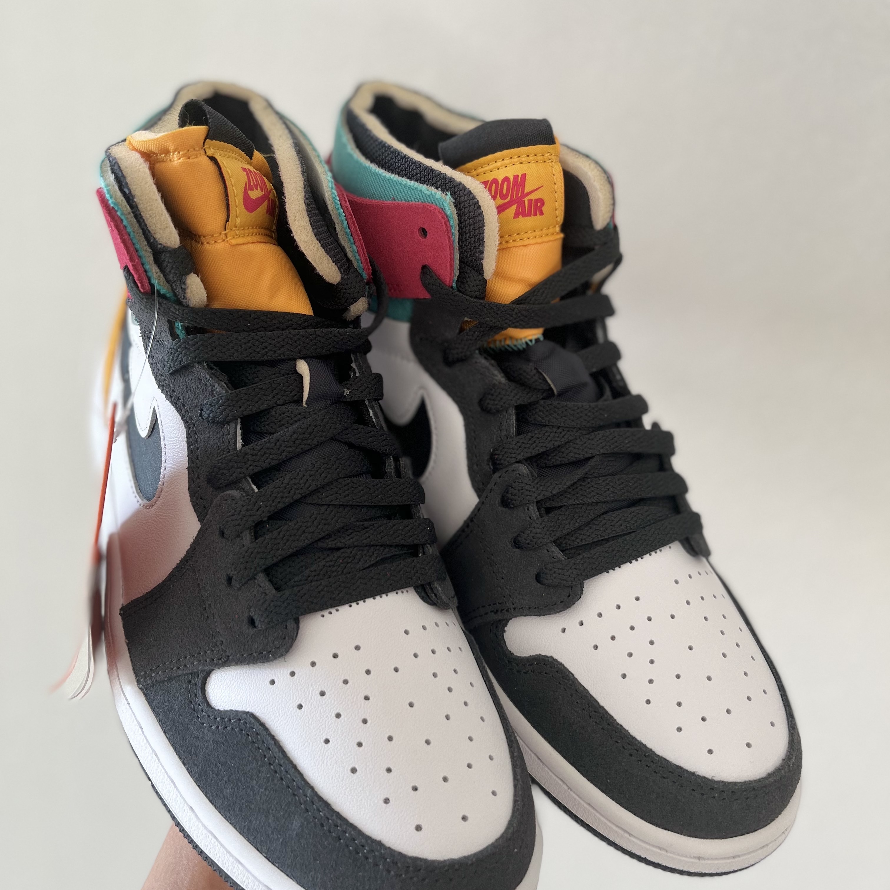 Jordan 1 Zoom Air CMFT Anthracite Pink Gold 착용 스타일 - 4
