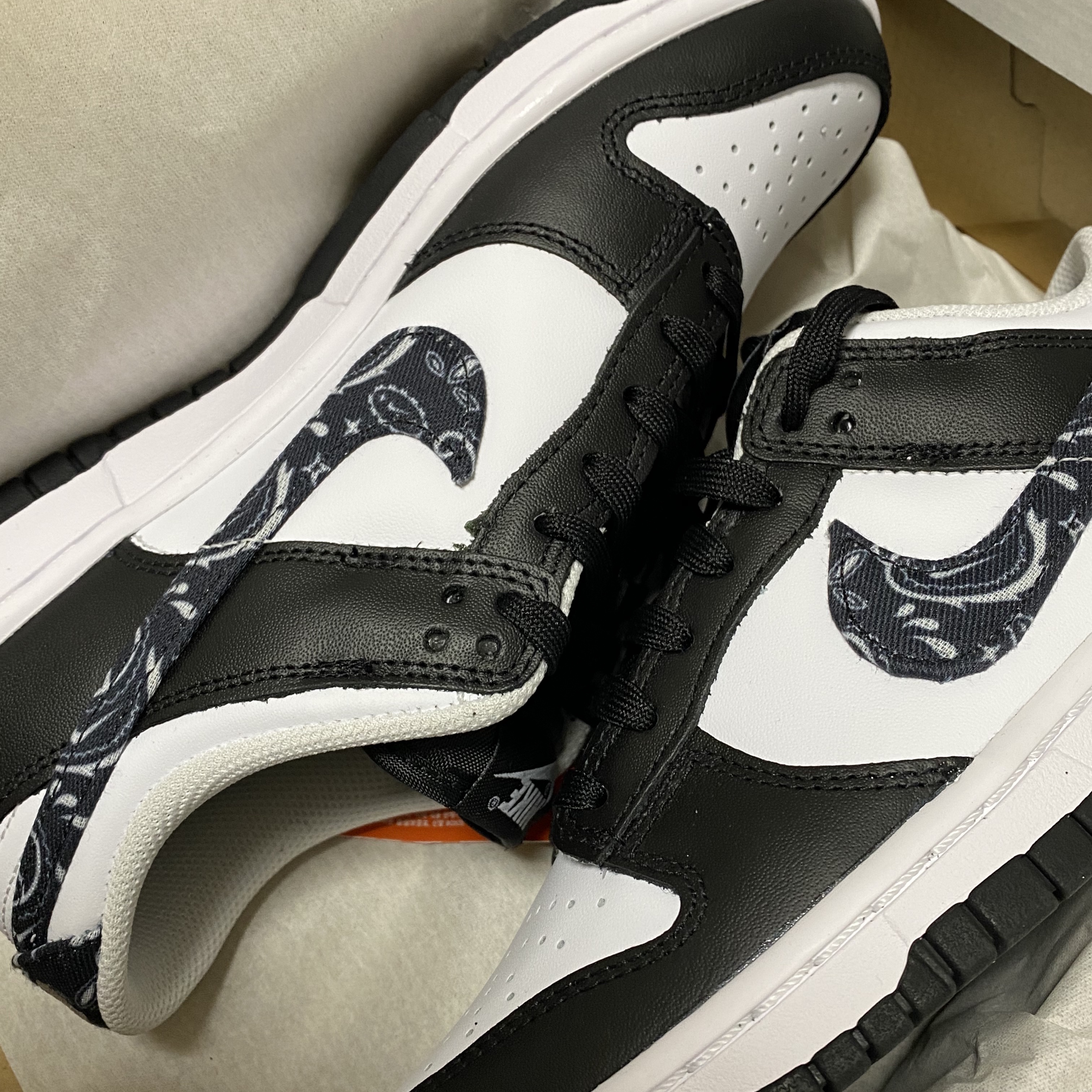 (W) Nike Dunk Low Essential Black Paisley 착용 스타일 - 2
