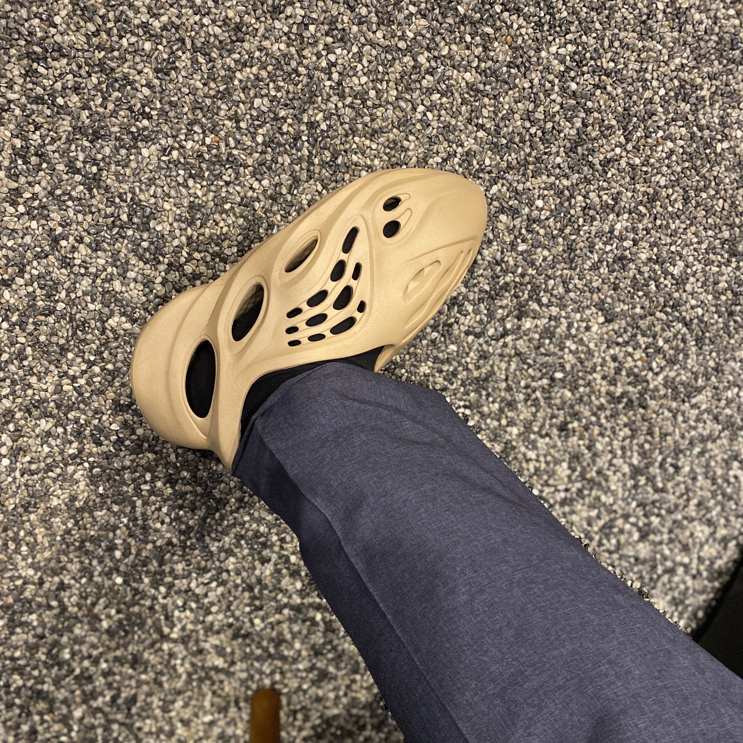 Adidas Yeezy Foam RNNR Ochre 착용 스타일