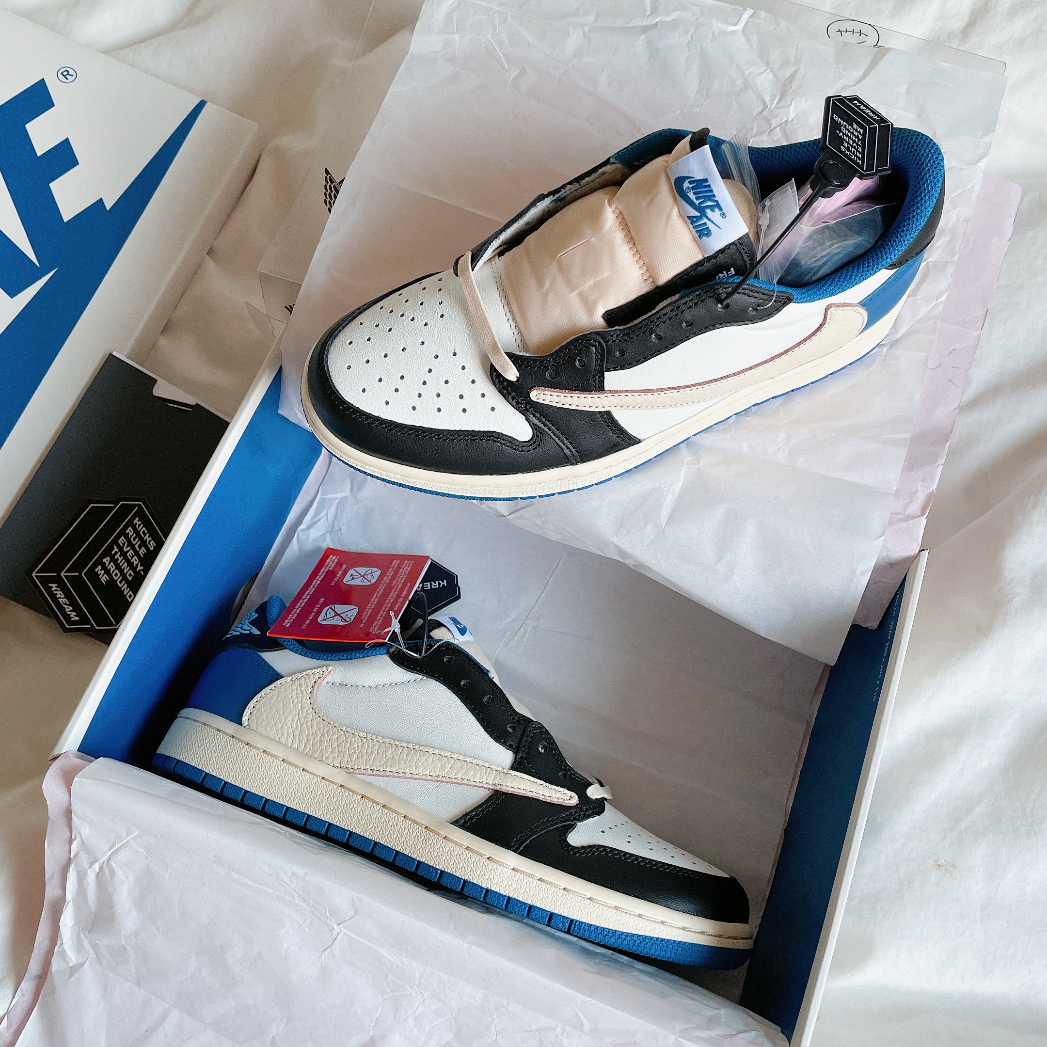 Jordan 1 x Travis Scott x Fragment Retro Low OG SP Military Blue 착용 스타일 - 2