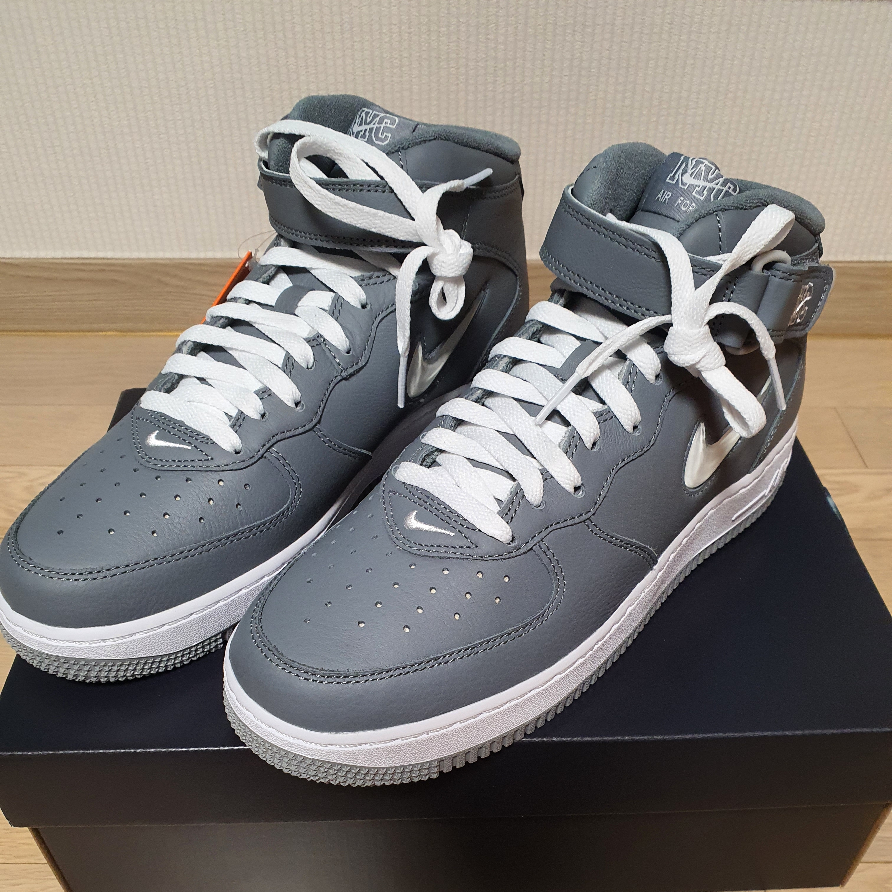 Nike Air Force 1 Mid QS NYC Cool Grey 착용 스타일 - 1