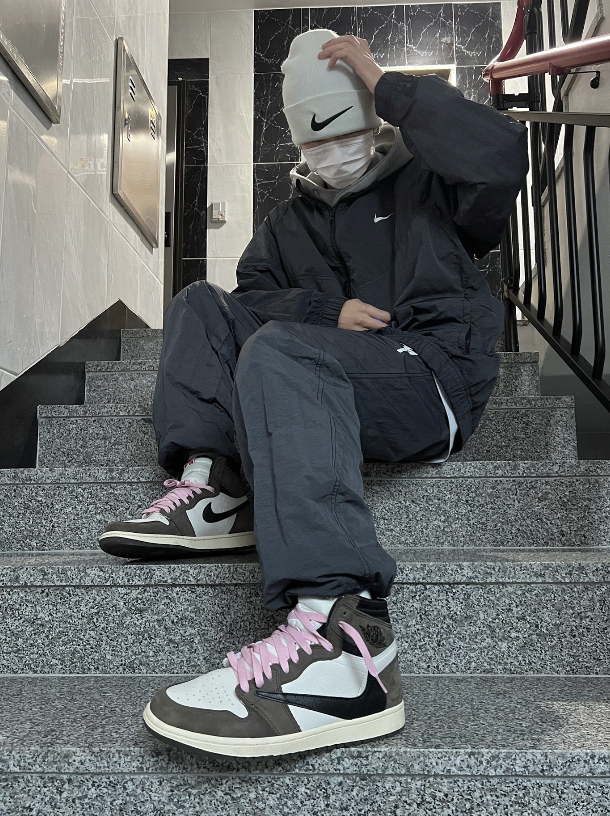 Nike x Stussy Cuff Beanie White, Nike x Stussy Windrunner Jacket Off Noir 착용 스타일