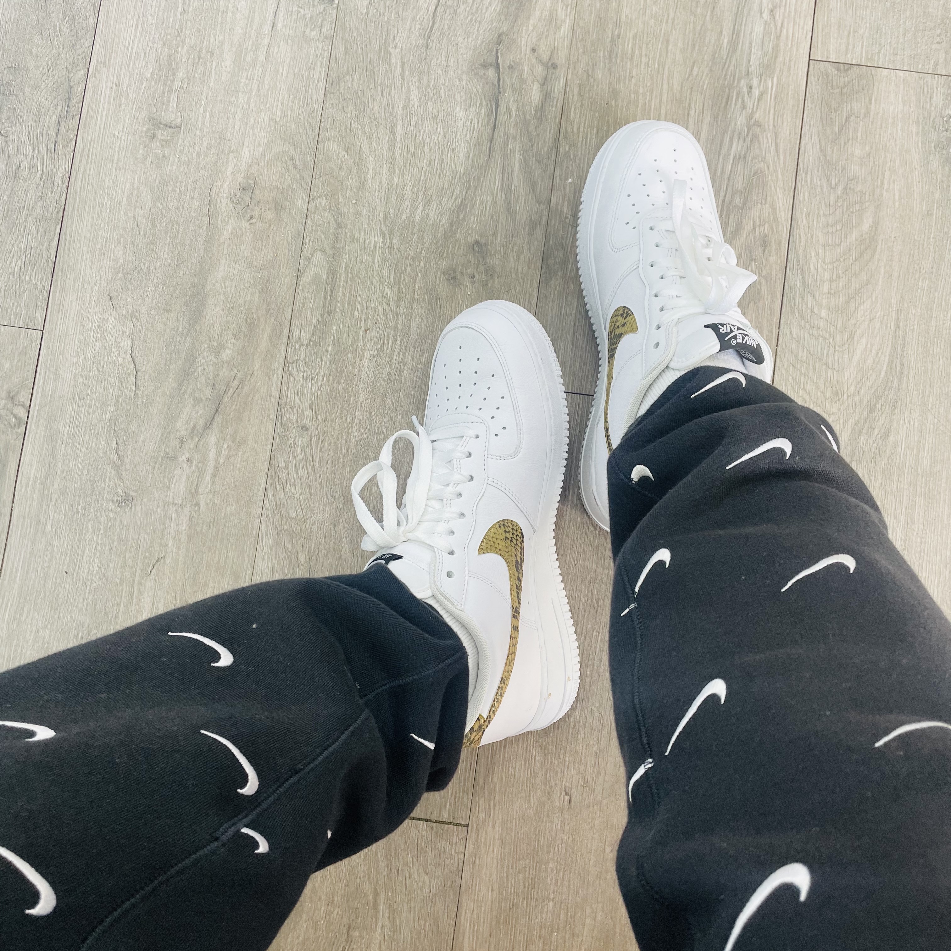Nike Air Force 1 Low Retro PRM QS Ivory Snake 2019, Nike NRG Swoosh Logo Pants Black 착용 스타일