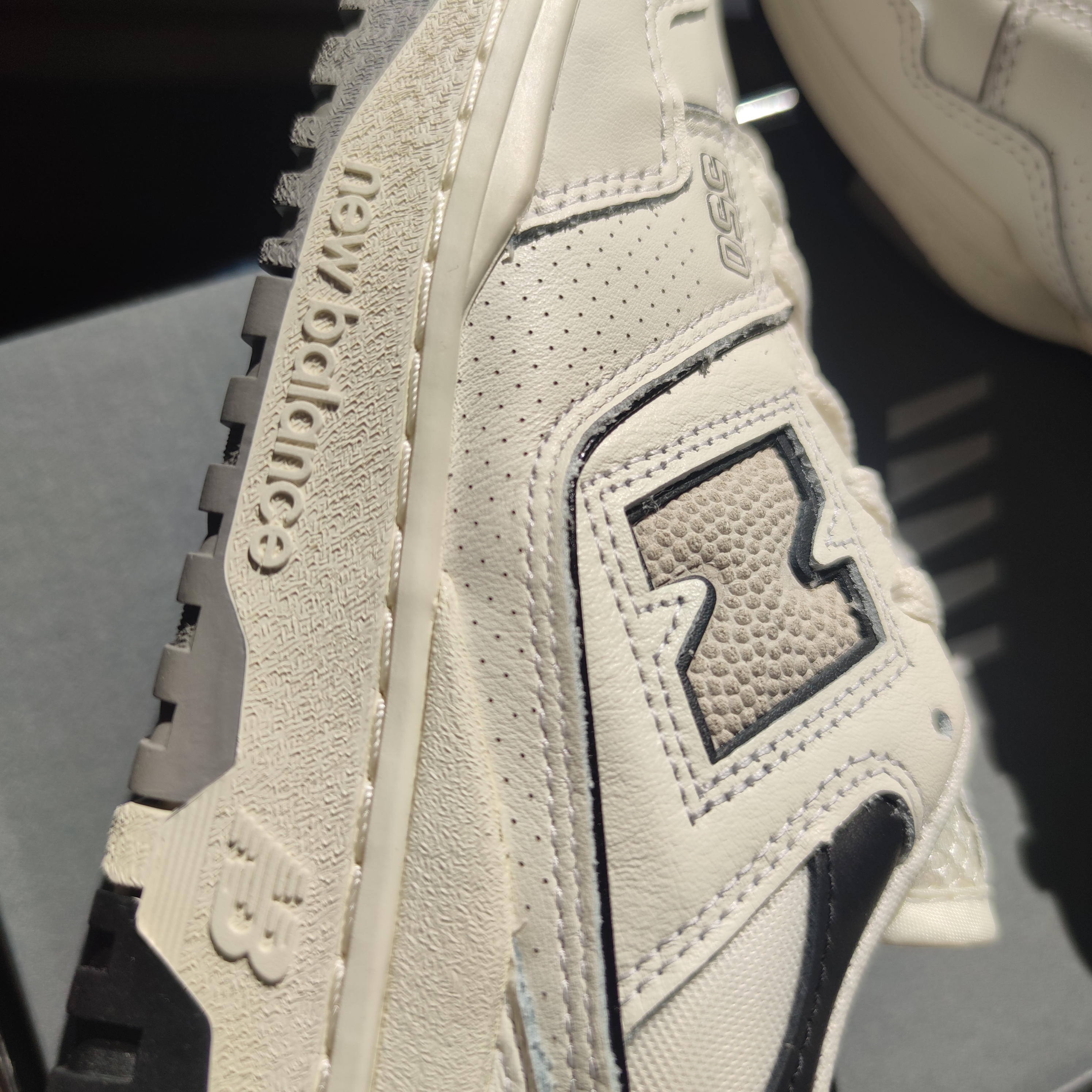 New Balance 550 White Grey - 2E Wide 착용 스타일 - 4