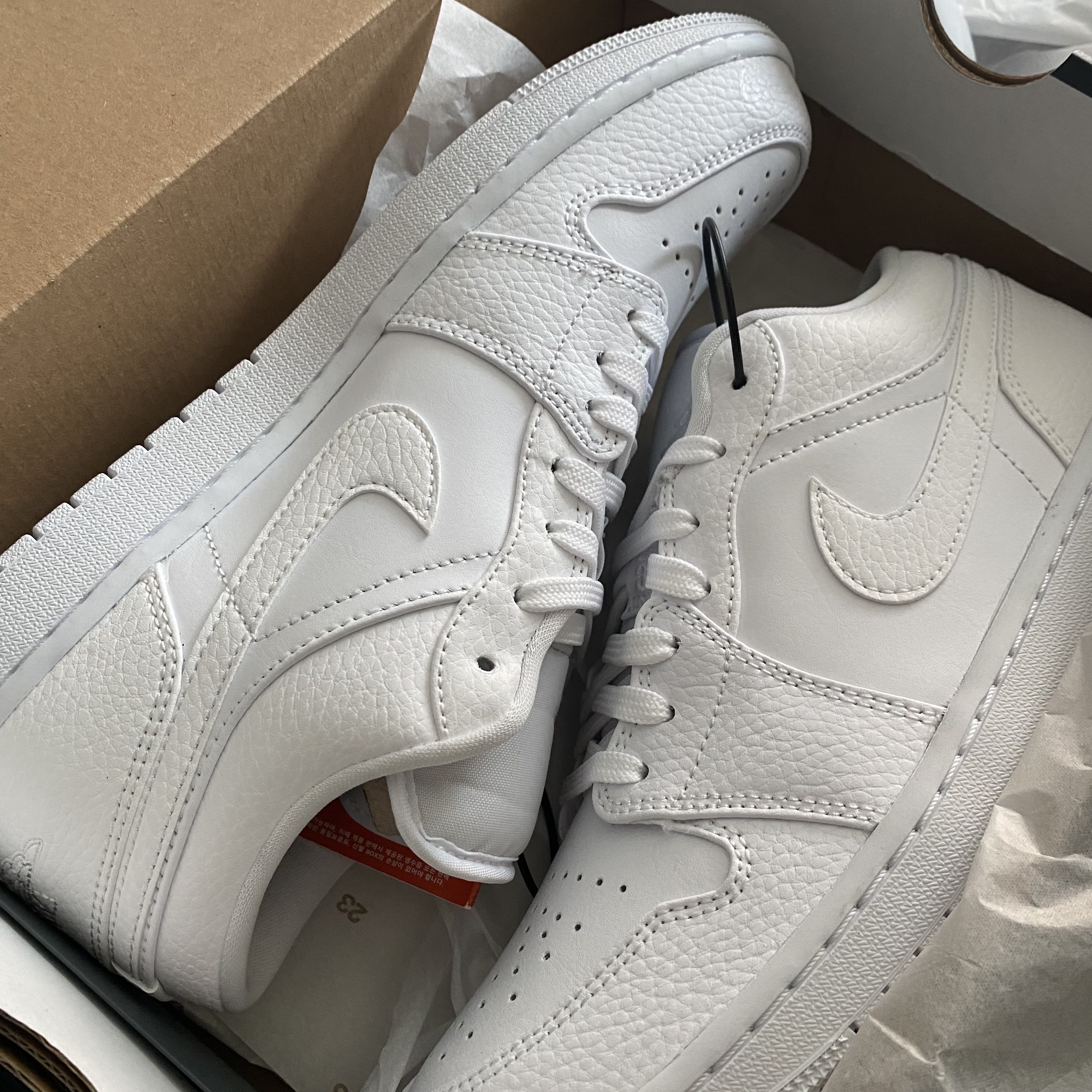 Jordan 1 Low Triple White Tumbled Leather 2020 착용 스타일 - 1