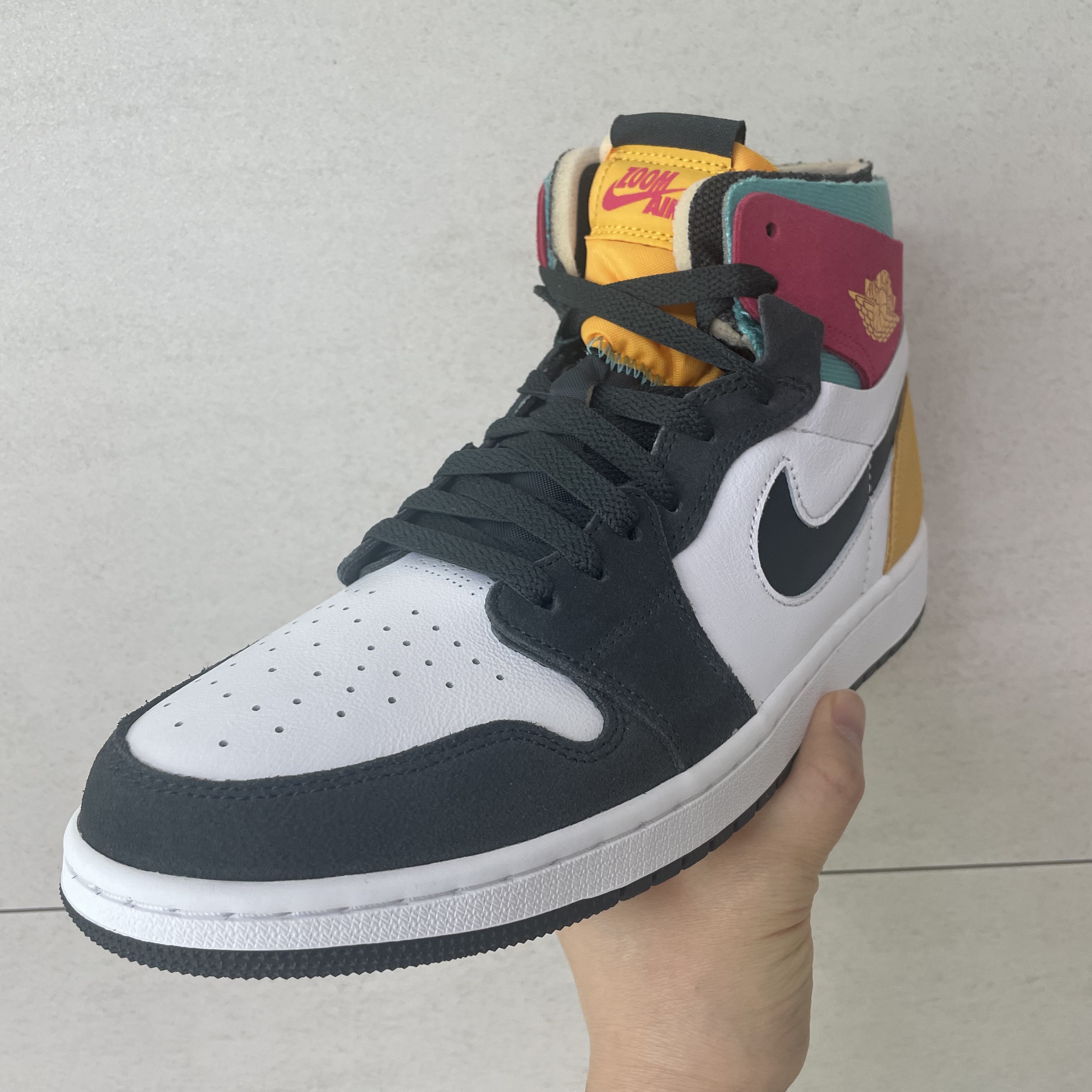 Jordan 1 Zoom Air CMFT Anthracite Pink Gold 착용 스타일