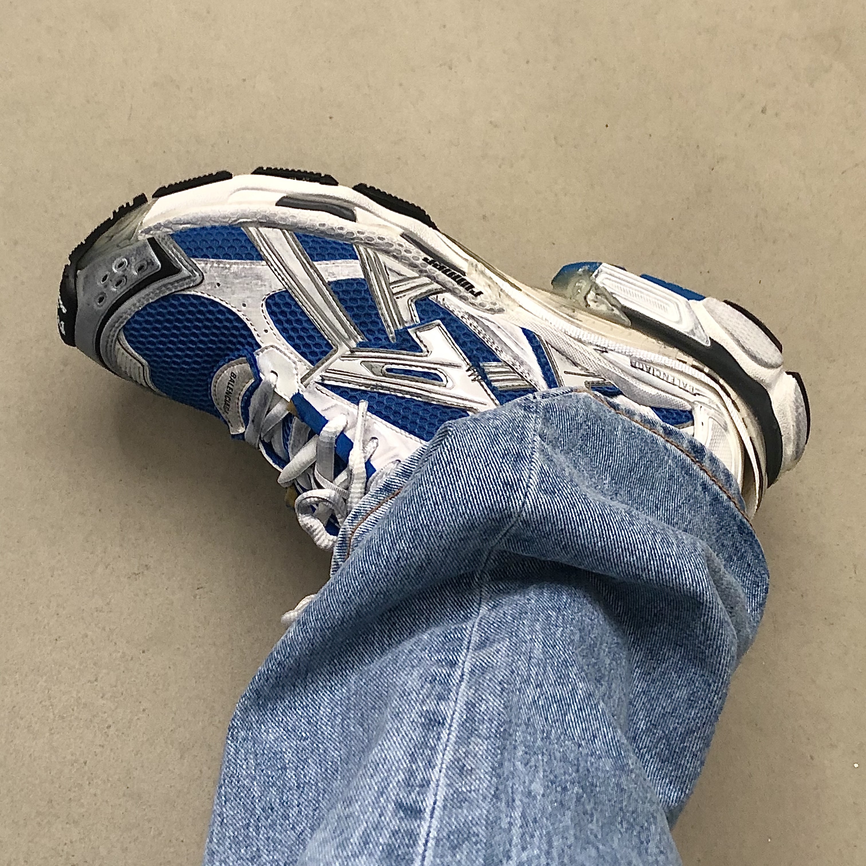 Balenciaga Runner Sneakers Blue White 착용 스타일
