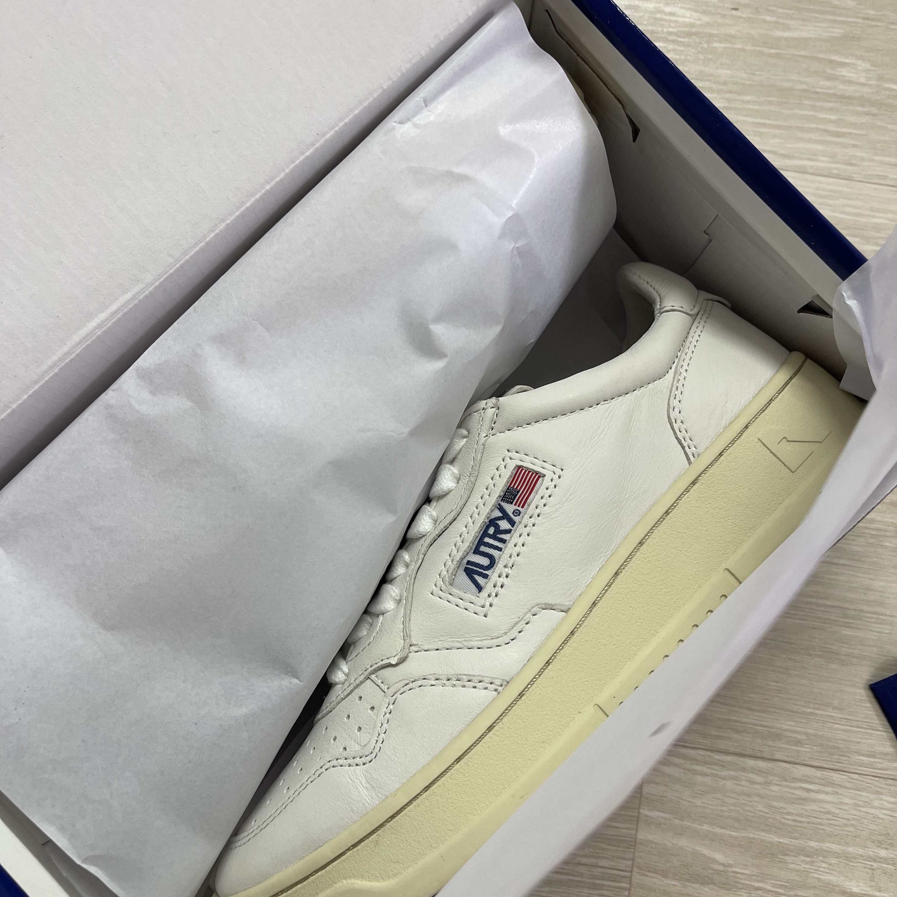 (W) Autry Medalist Low Goatskin Sneakers White 착용 스타일