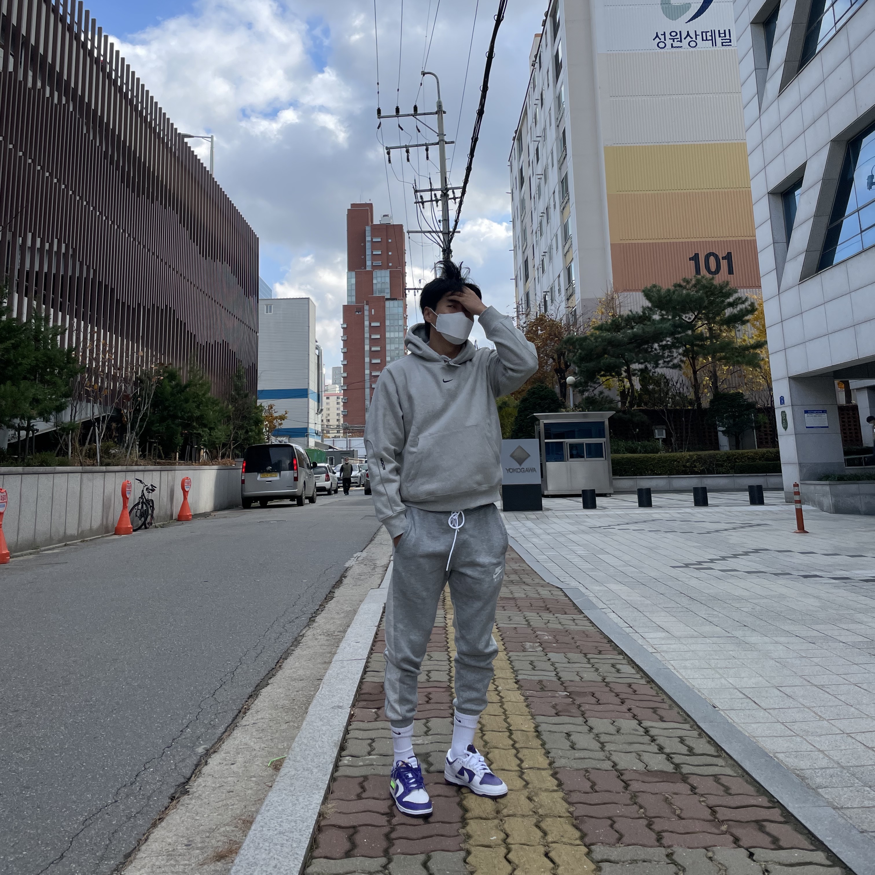 (W) Nike Dunk Low SE Flip, Nike x Drake Nocta Cardinal Stock Essential Hoodie Grey - Asia 착용 스타일 - 2